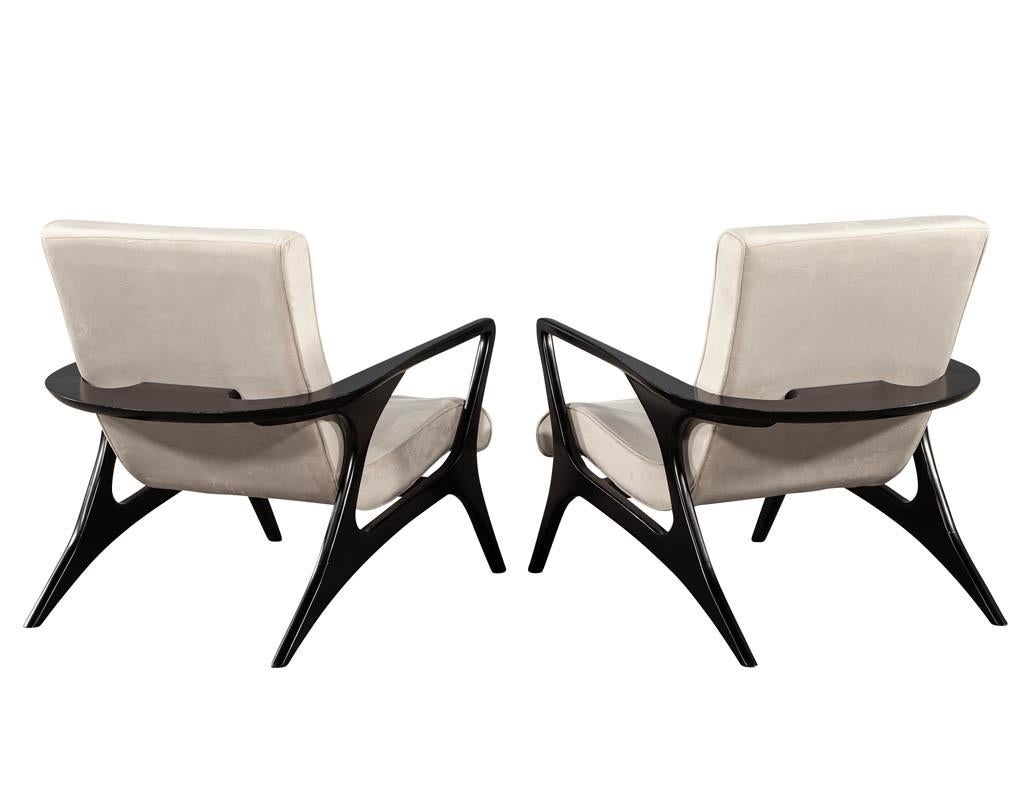 Fabric Pair of Mid-Century Modern Lounge Chairs For Sale