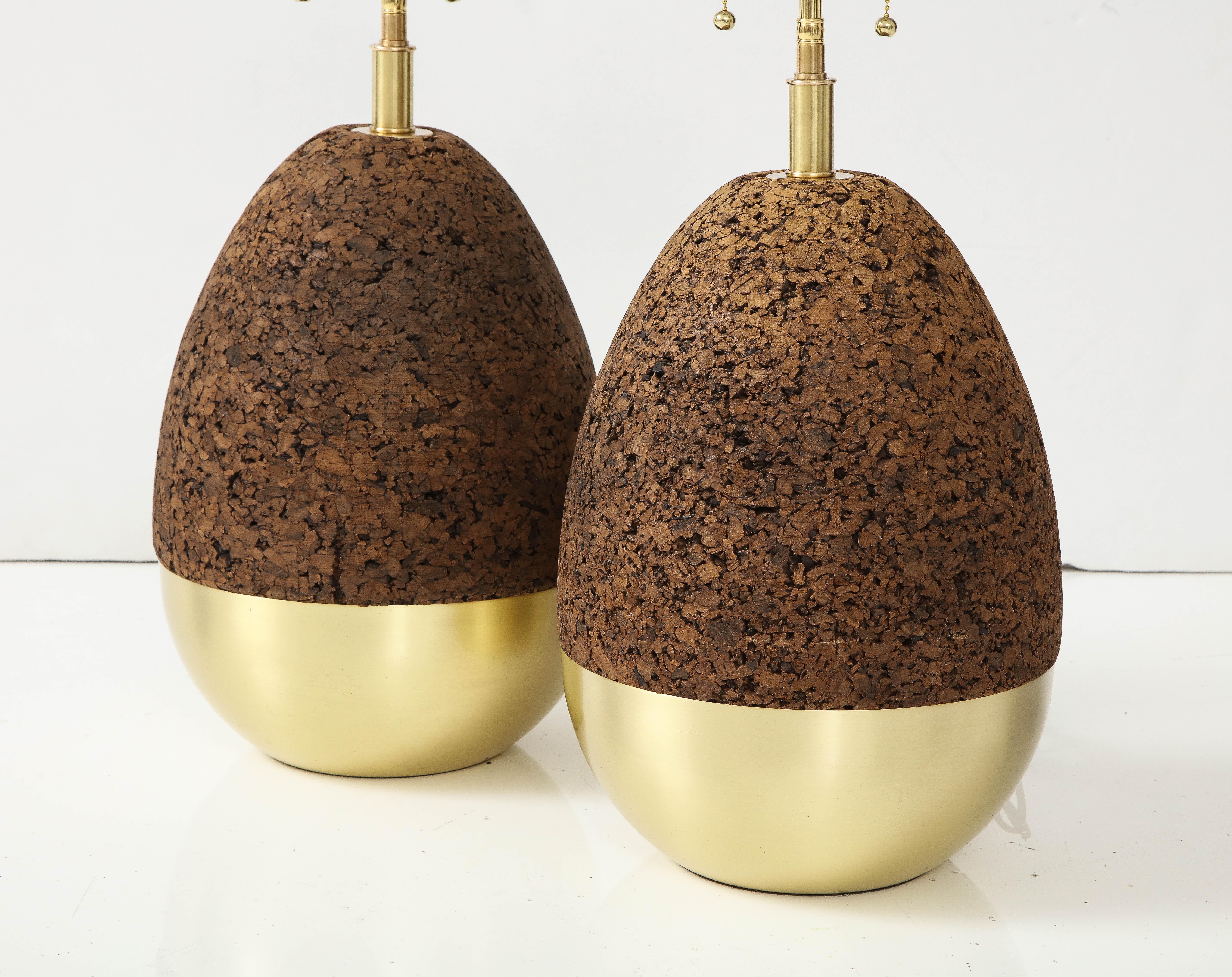 Pair of Mid-Century Modern Cork and Brass Table Lamps In Good Condition For Sale In New York, NY