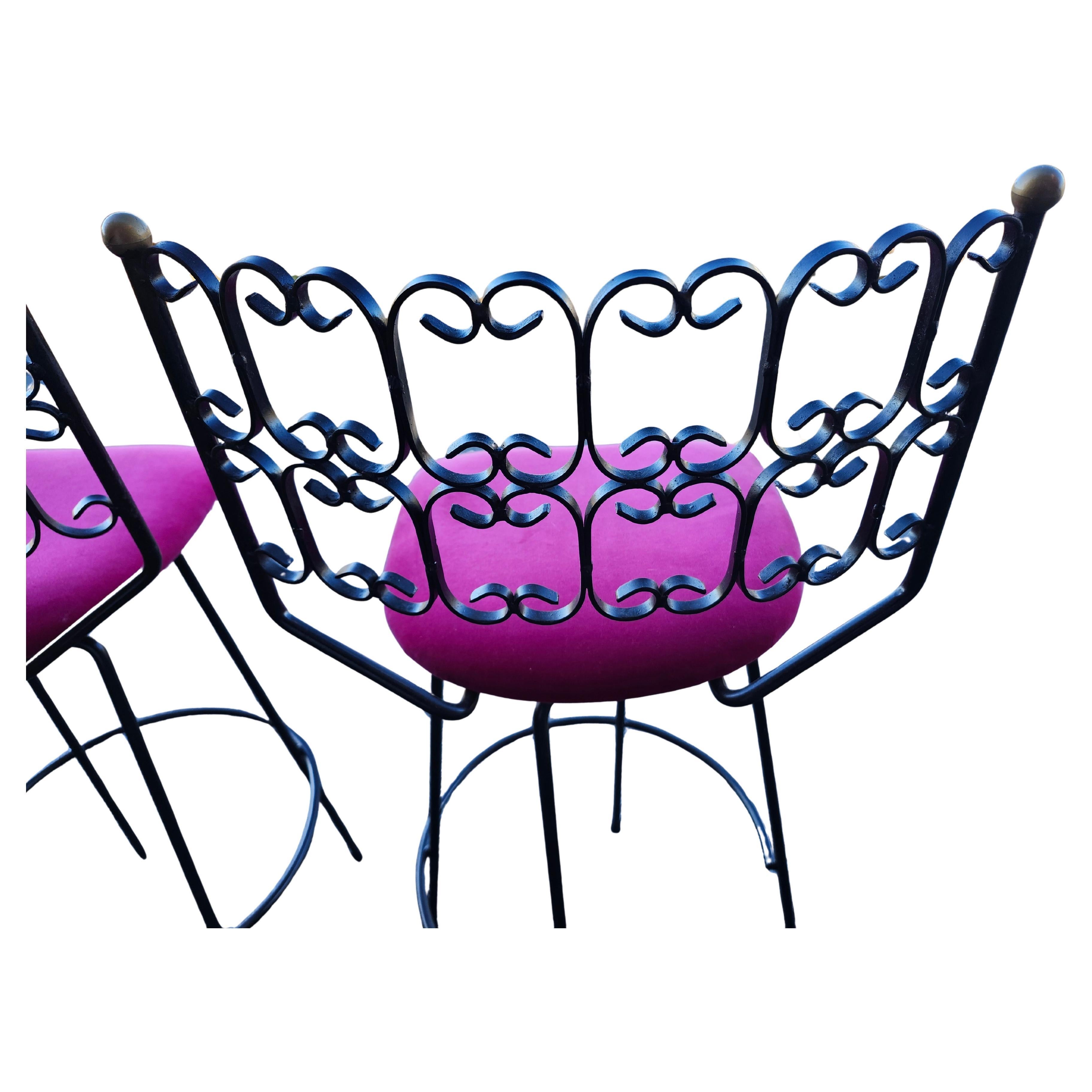 Schönes Paar Bar- oder Thekenhocker von Arthur Umanoff.  Und sie sind schwenkbar! Wir haben die Möglichkeit, die Beine von ihrer derzeitigen Höhe von 30,5 auf eine Gegenhöhe von normalerweise 26 zu trimmen.
Außergewöhnliche Farbe von Himbeere