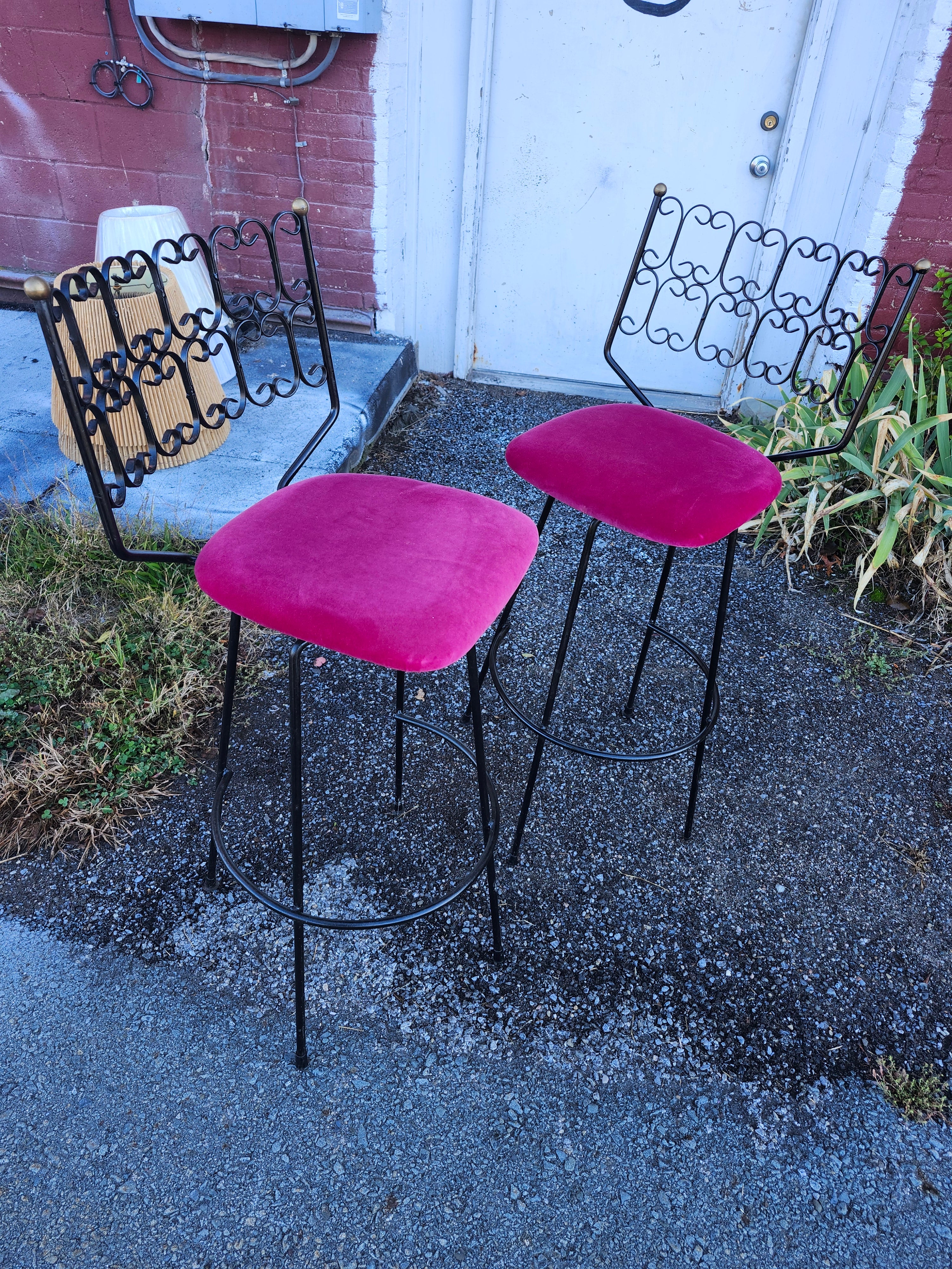 Paar moderne Theken- oder Barhocker aus der Mitte des Jahrhunderts von Arthur Umanoff C1965 (Moderne der Mitte des Jahrhunderts) im Angebot