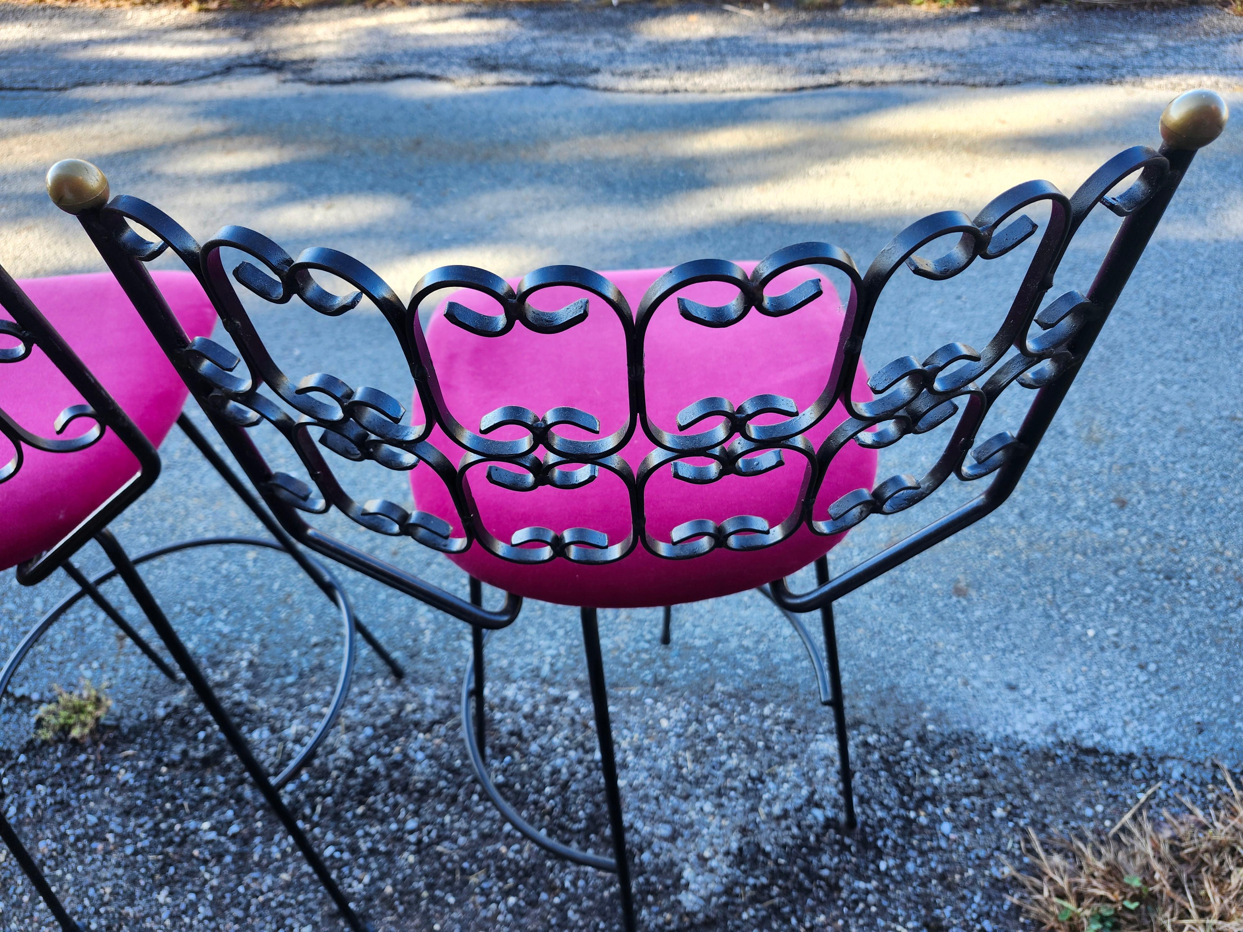 Paar moderne Theken- oder Barhocker aus der Mitte des Jahrhunderts von Arthur Umanoff C1965 (Stoff) im Angebot