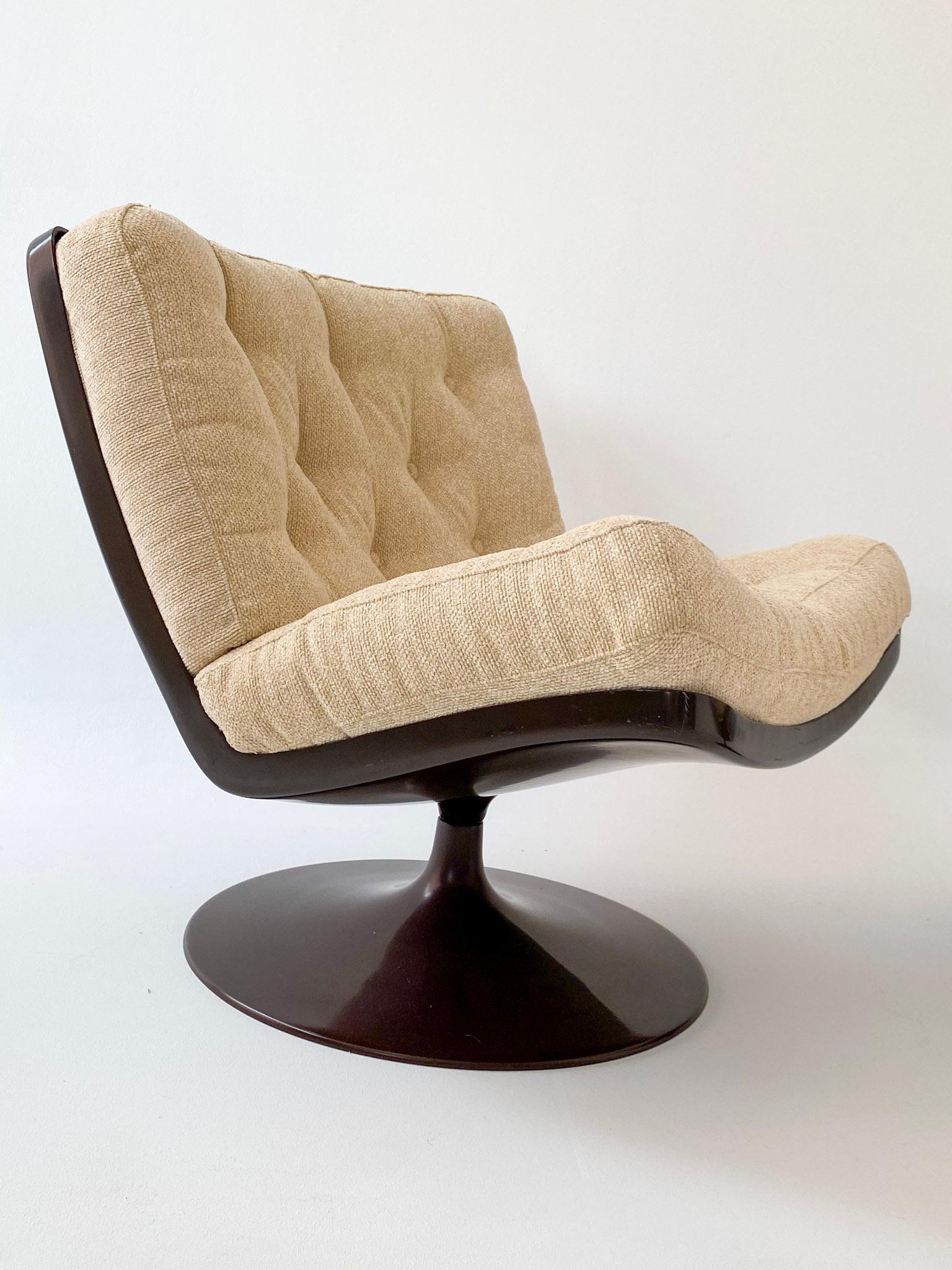 Aluminum Pair of Mid-Century Modern Creamy-White, Brown Lounge Chairs, Artifort, 1970s
