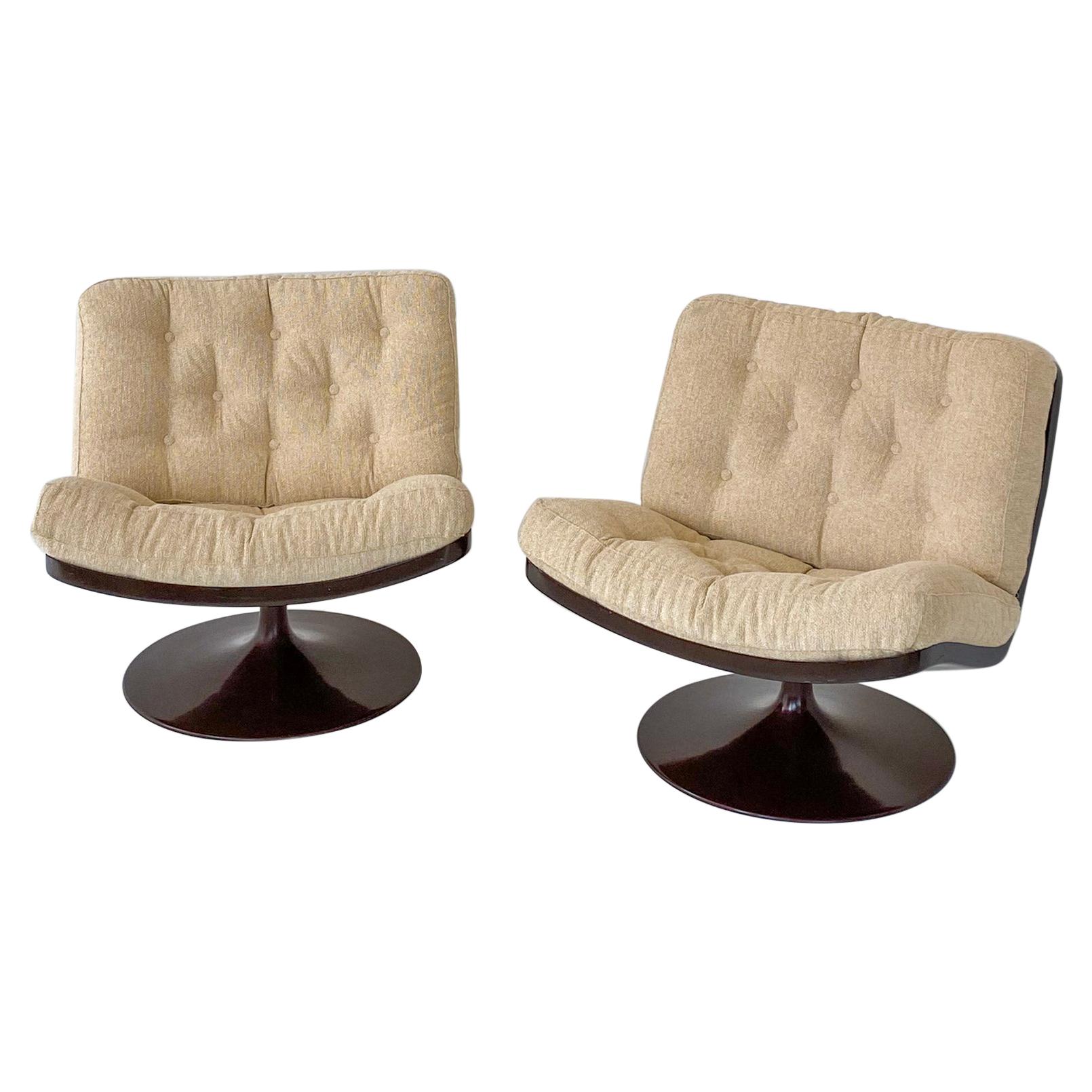Pair of Mid-Century Modern Creamy-White, Brown Lounge Chairs, Artifort, 1970s