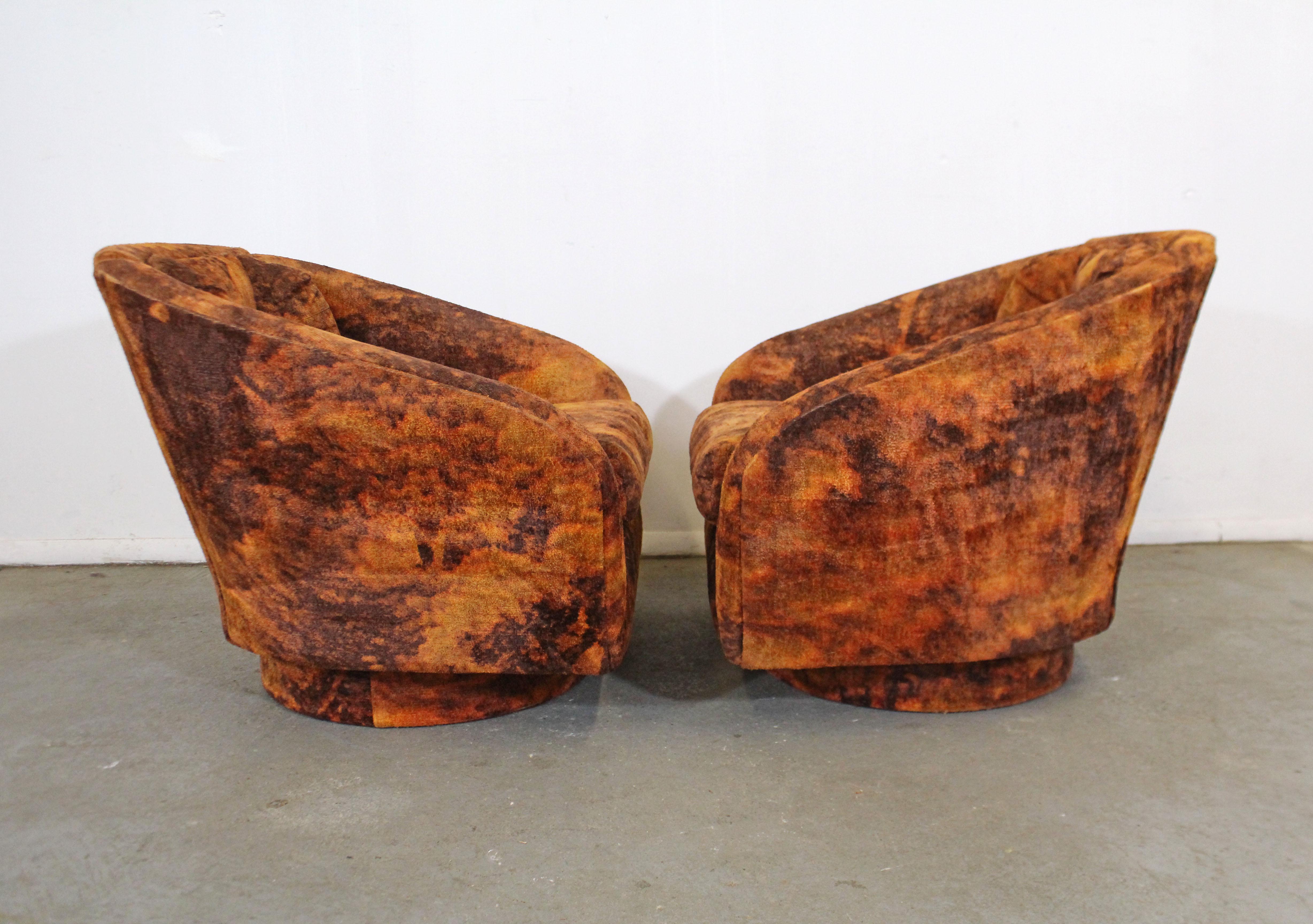 Pair of Mid-Century Modern Crushed Velvet Milo Baughman Style Swivel Club Chairs In Good Condition In Wilmington, DE