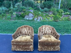 Par de sillones giratorios de estilo «Mid Century Modern» con tapizado de terciopelo arrugado