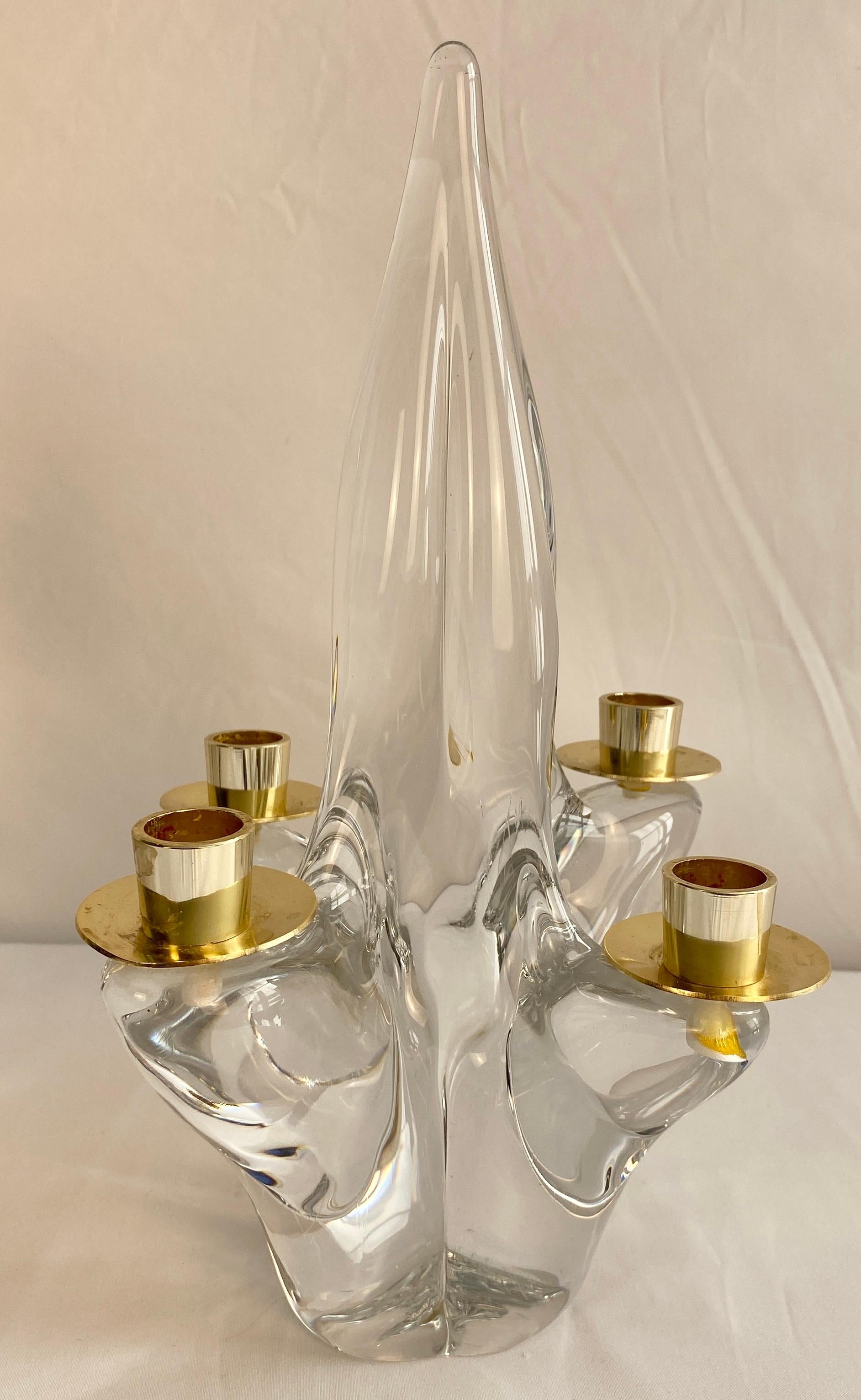 Paire de bougeoirs modernes du milieu du siècle par Schneider, France. Ces chandeliers modernes sont absolument magnifiques et en très bon état.  Ils incarnent un design unique et intéressant, typique des divers designs innovants créés par Schneider