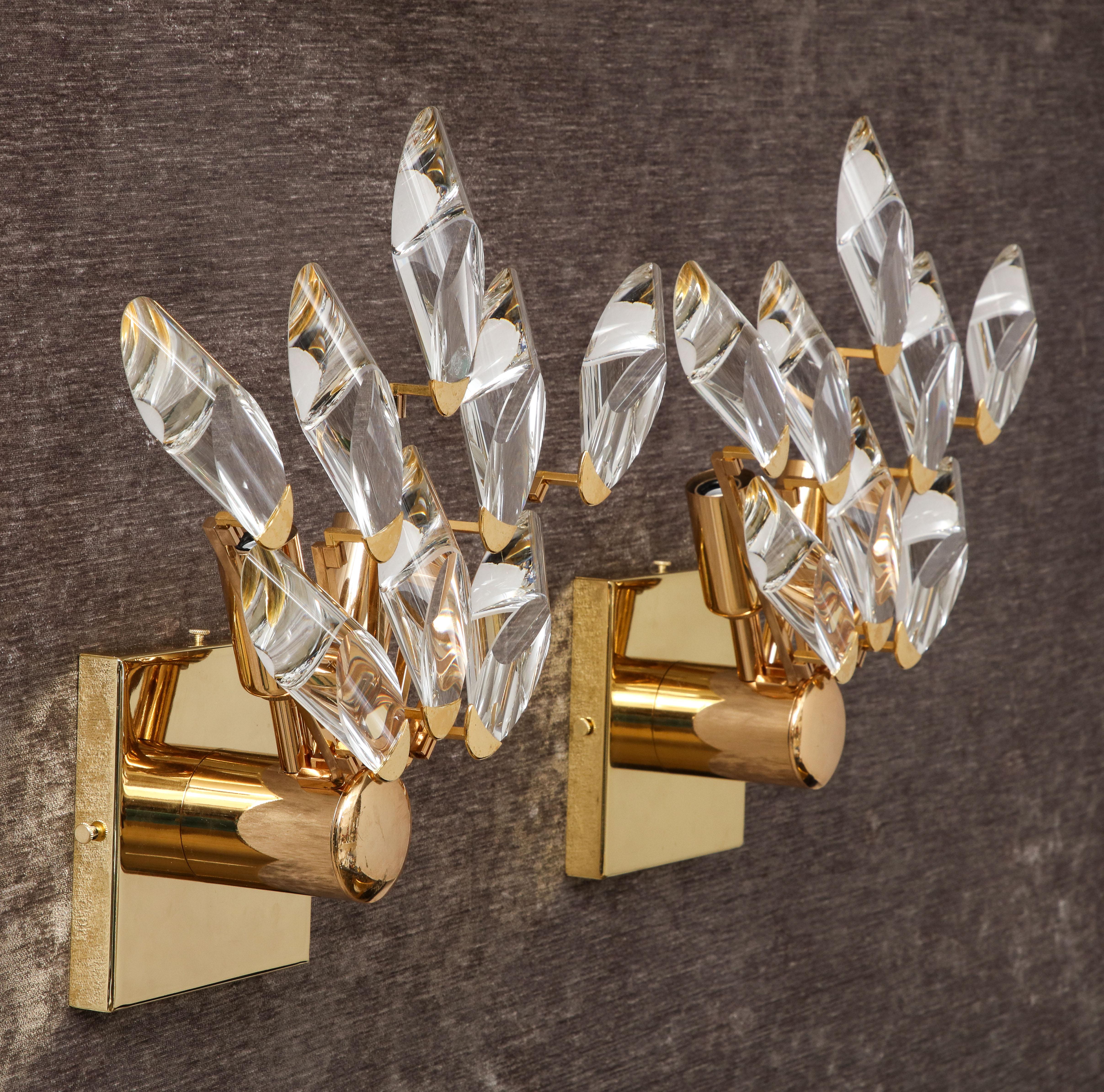 Laiton Paire d'appliques en cristal de style mi-siècle moderne par Oscar Torlasco pour Stilkronen en vente
