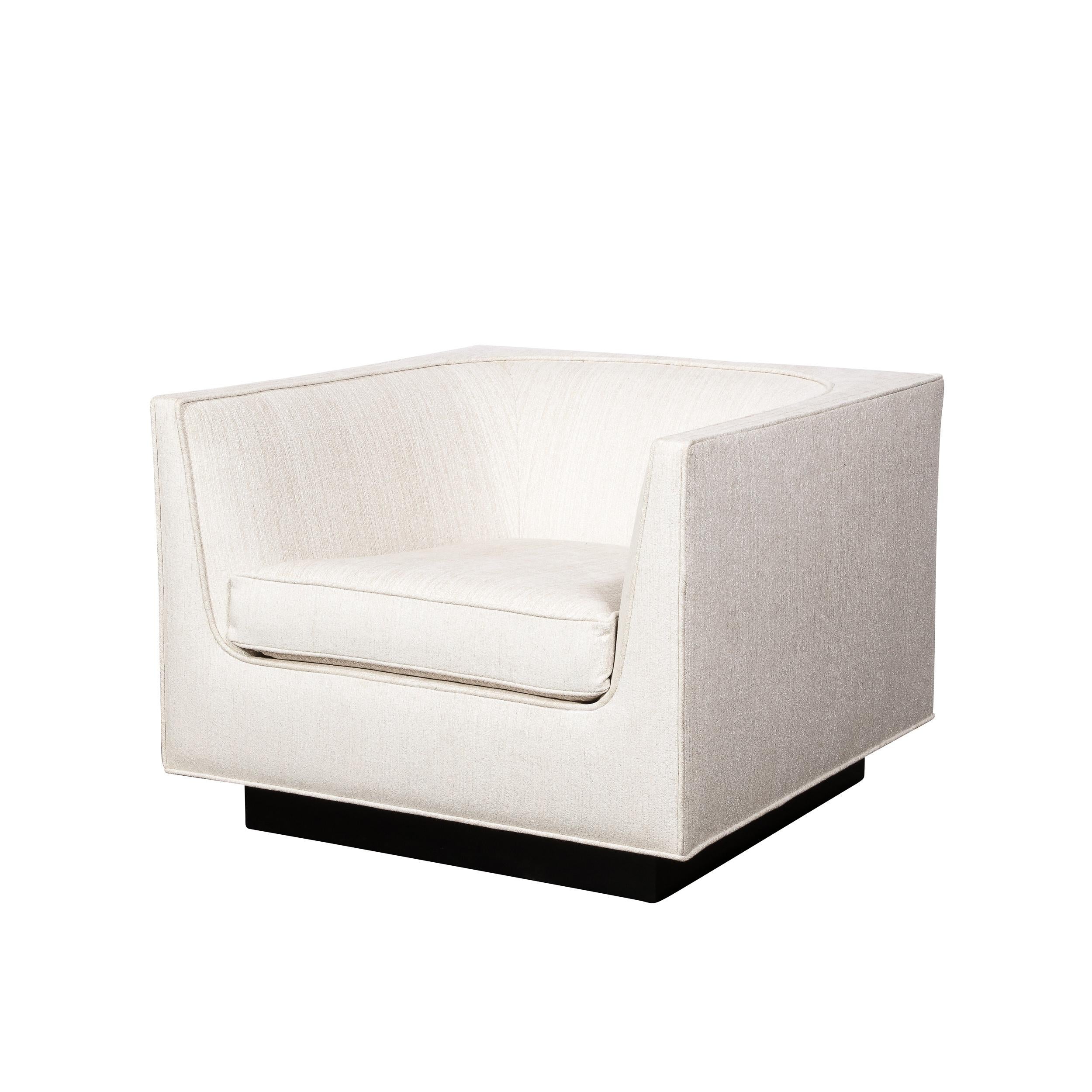 Questa splendida coppia di sedie a cubo del Mid-Century Modern è stata realizzata negli Stati Uniti intorno al 1970. Poggiate su basi quadrate in noce ebanizzato, offrono esterni rettilinei pieni di angoli retti e geometrie dinamiche. Gli angoli