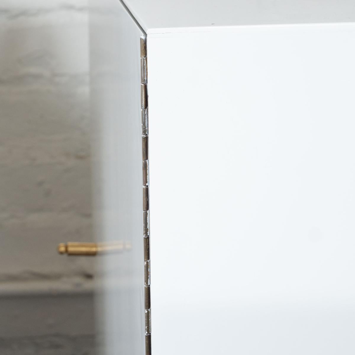 Paire d'armoires cubiques blanches modernes du milieu du siècle dernier en vente 7