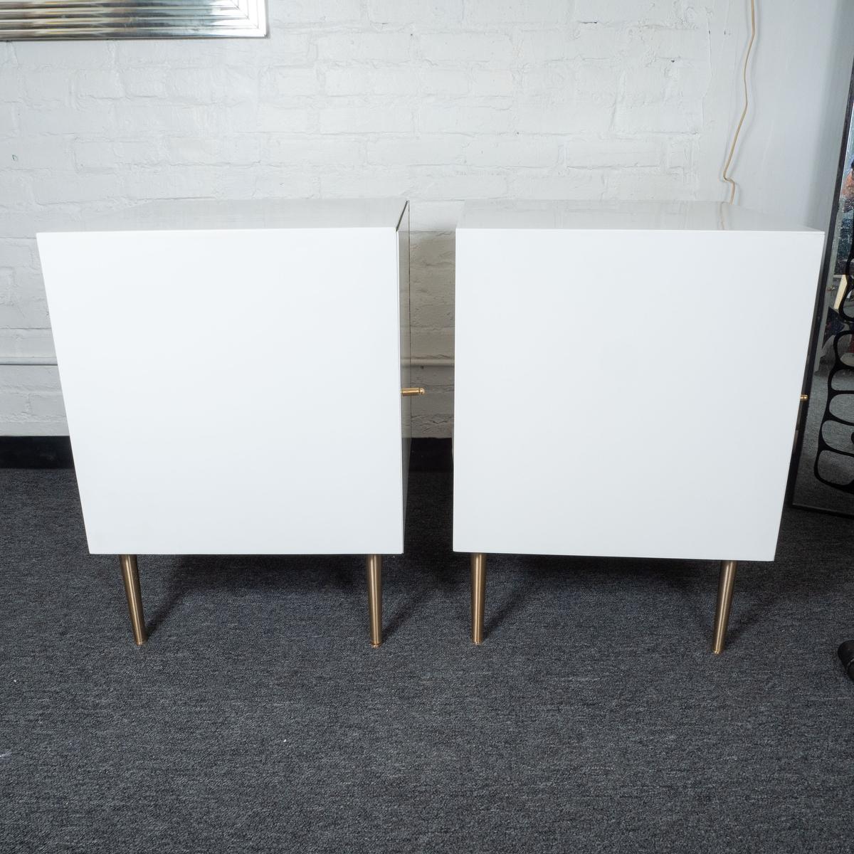 Pair of Mid-Century Modern Cubic White Cabinets In Good Condition For Sale In Tarrytown, NY