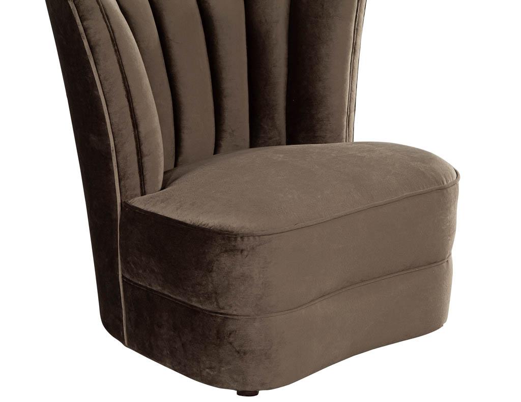 Velours Paire de fauteuils de salon à dossier courbe de style moderne du milieu du siècle dernier en vente