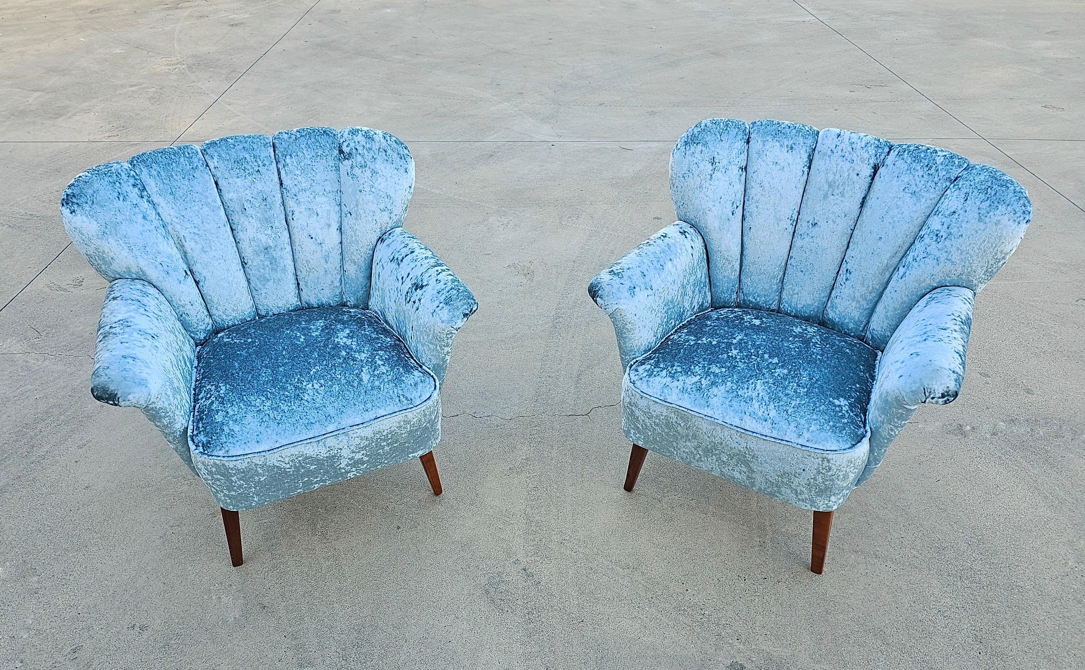 In this listing you will find two extraordinary early Mid Century Modern club or lounge chairs with curved backrest. They feature spectacular design and are extremely comfortable. Made in Denmark in early 1950s.

The chairs have been fully
