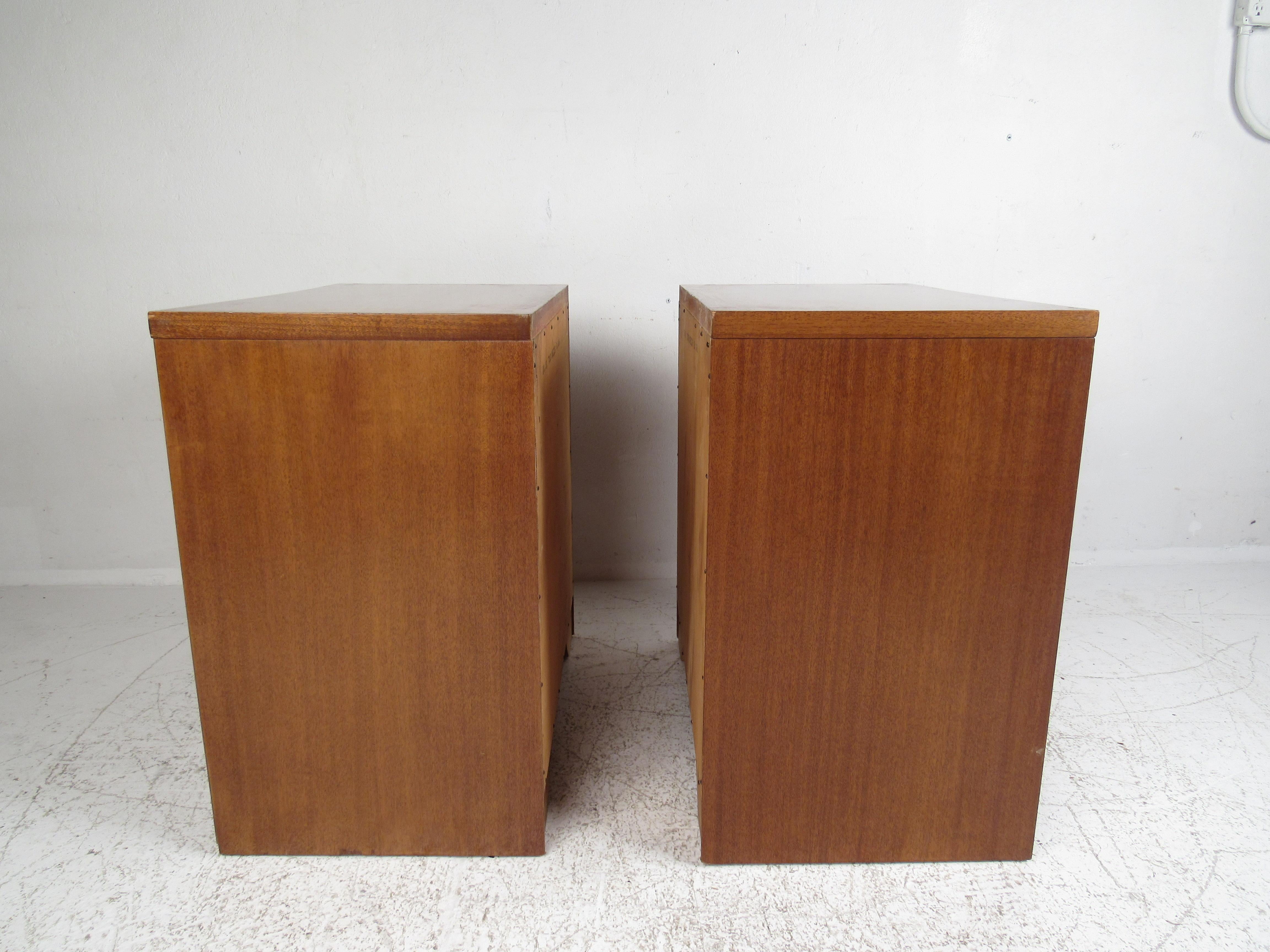 Pair of Mid-Century Modern Curved Front Chests In Good Condition In Brooklyn, NY