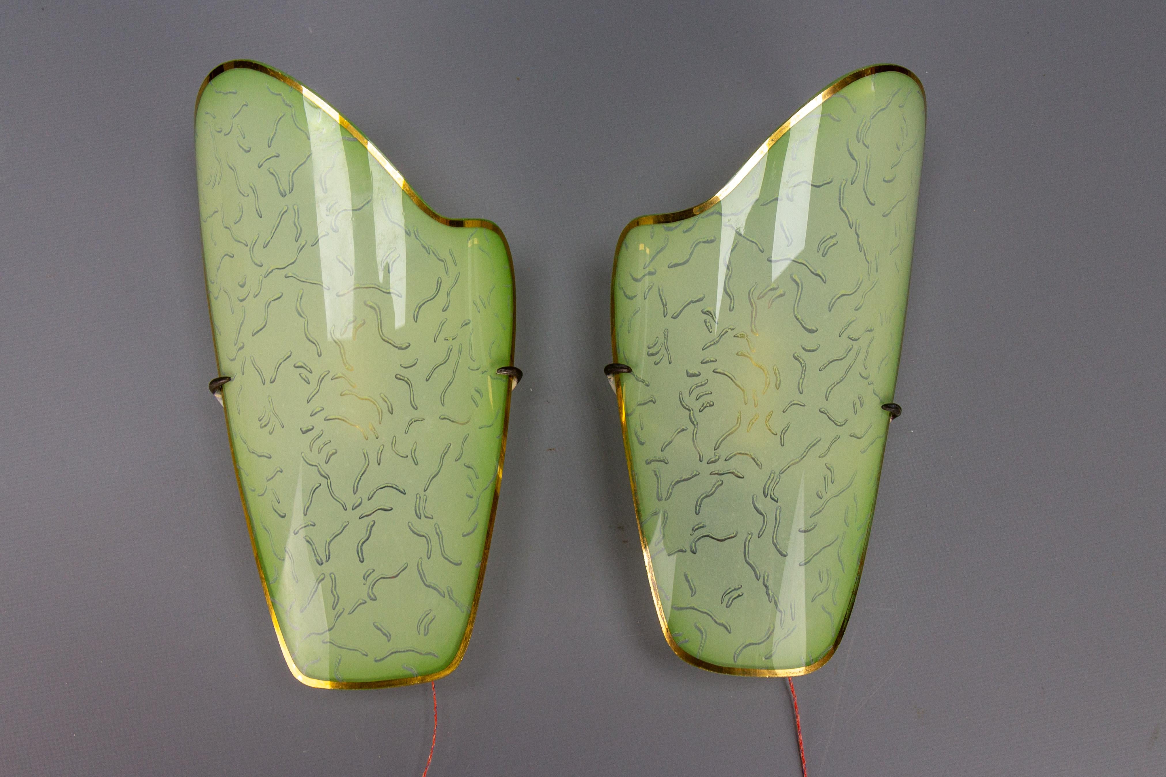 Pair of Mid-Century Modern Curved Green Glass Sconces, Germany, 1950s In Good Condition For Sale In Barntrup, DE