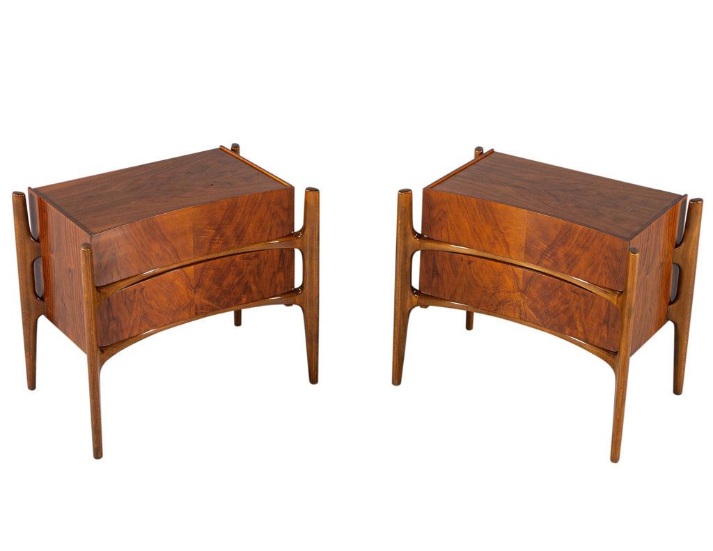 These beautiful original Mid-Century Modern nightstands are curved, Mid-Century Modern in design and were made by William Hinn in the 1950s. Made in the USA, these nightstands are crafted from walnut wood with beautiful wood grains and iconic