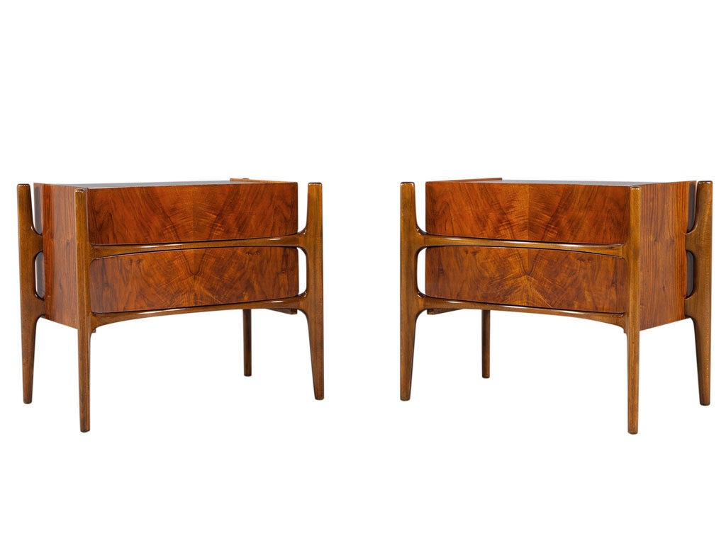 Pair of Mid-Century Modern Curved Nightstands by William Hinn, circa 1950s In Good Condition In North York, ON