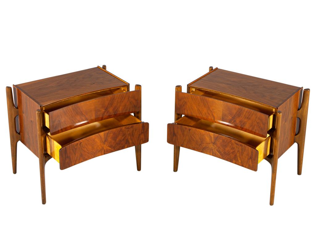 Walnut Pair of Mid-Century Modern Curved Nightstands by William Hinn, circa 1950s