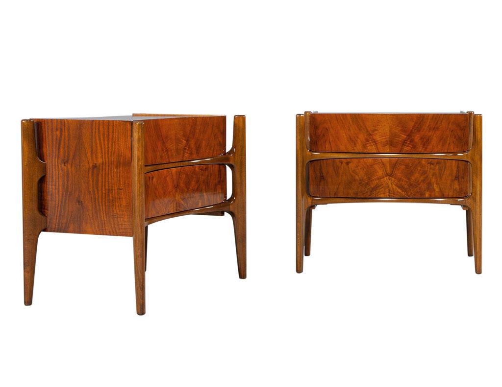 Mid-20th Century Pair of Mid-Century Modern Curved Nightstands by William Hinn, circa 1950s For Sale
