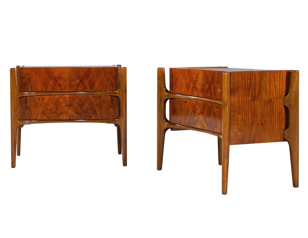 Mid-20th Century Pair of Mid-Century Modern Curved Nightstands by William Hinn, circa 1950s For Sale