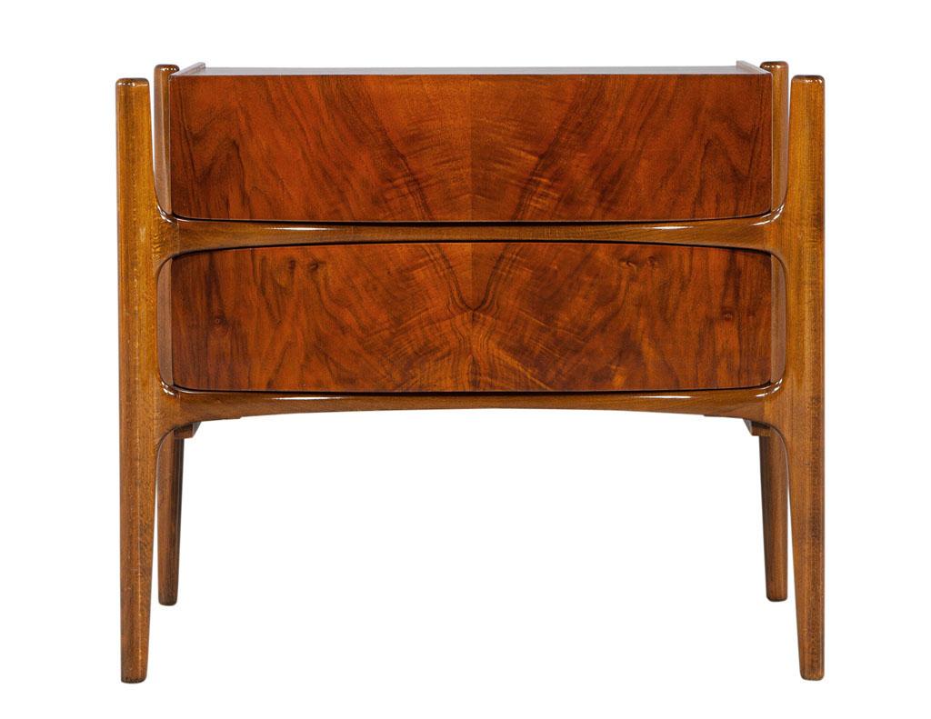Walnut Pair of Mid-Century Modern Curved Nightstands by William Hinn, circa 1950s For Sale