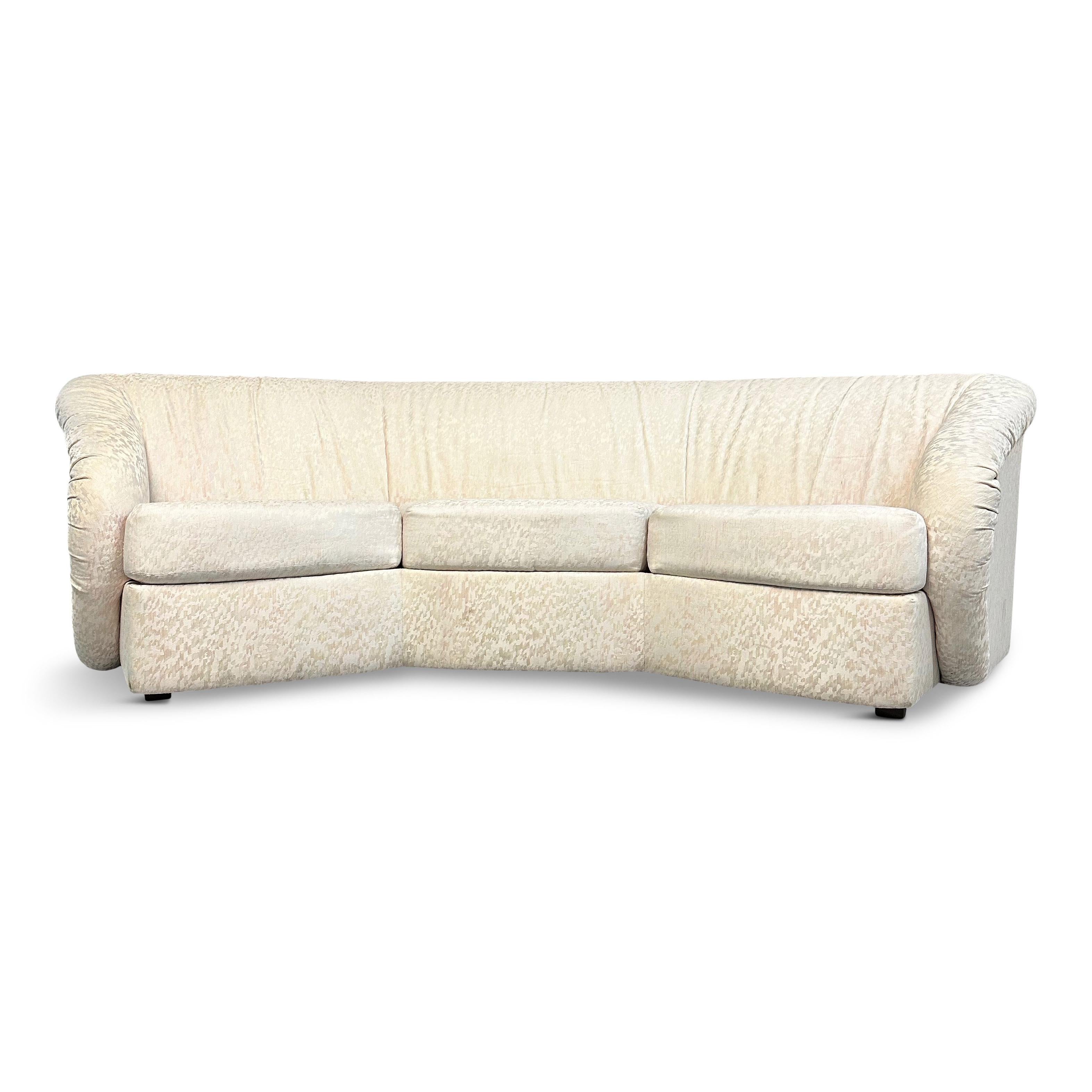 Paar geschwungene achteckige Mid-Century-Modern-Sofas mit skulpturalen Armlehnen (20. Jahrhundert) im Angebot