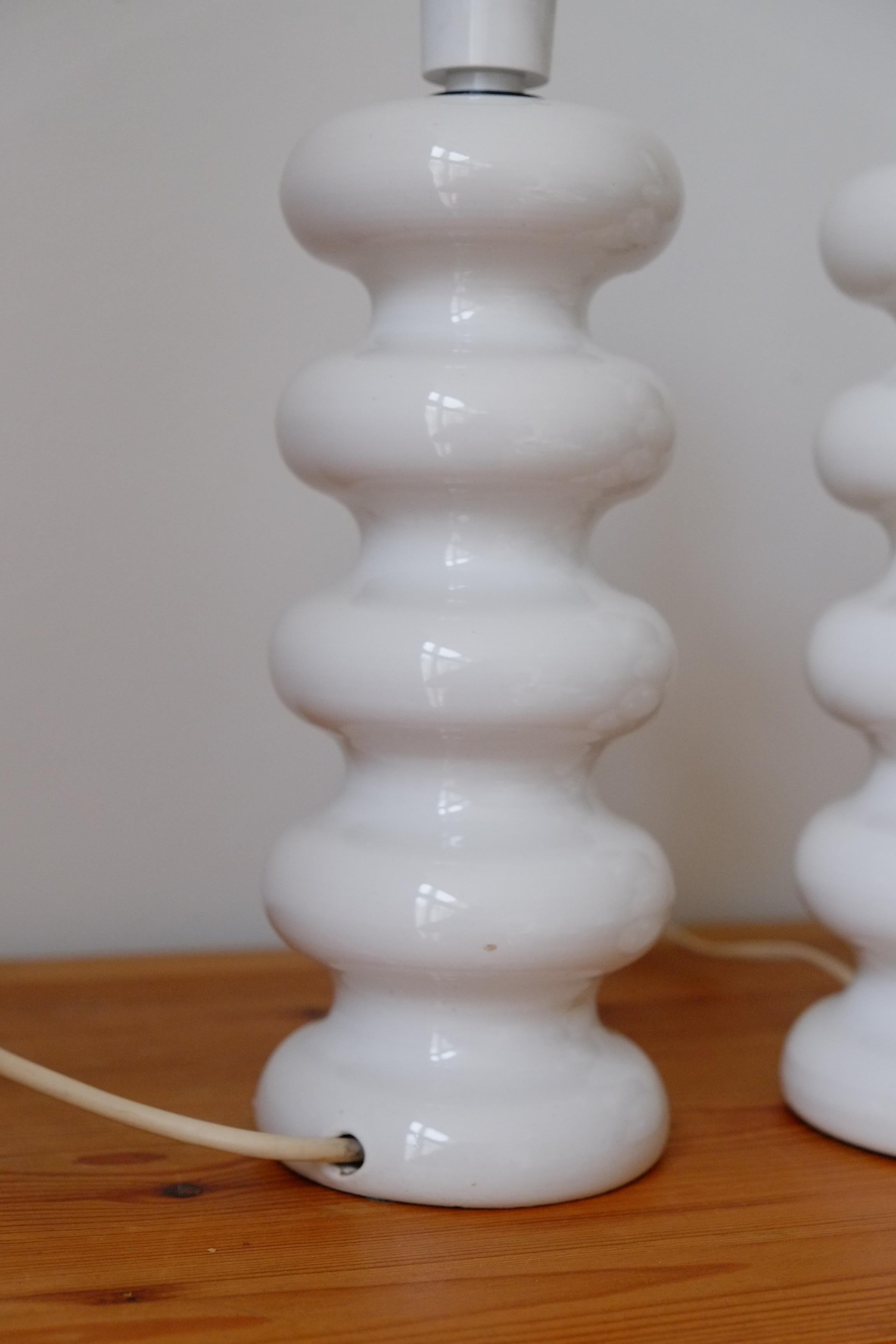 Coppia di lampade da tavolo in ceramica bianca brutalista curvilinea del Mid Century Modern in vendita 2