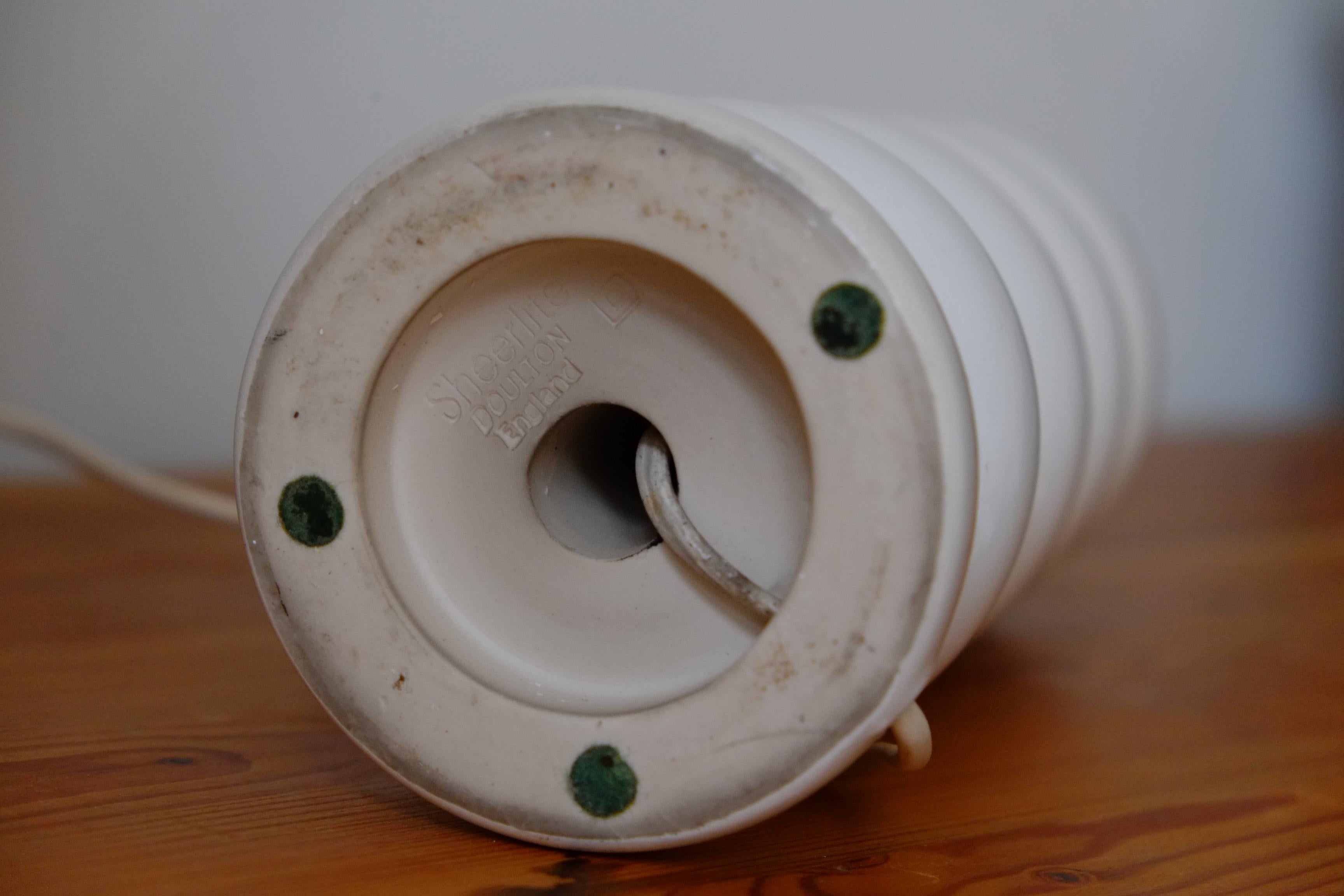 Coppia di lampade da tavolo in ceramica bianca brutalista curvilinea del Mid Century Modern in vendita 3
