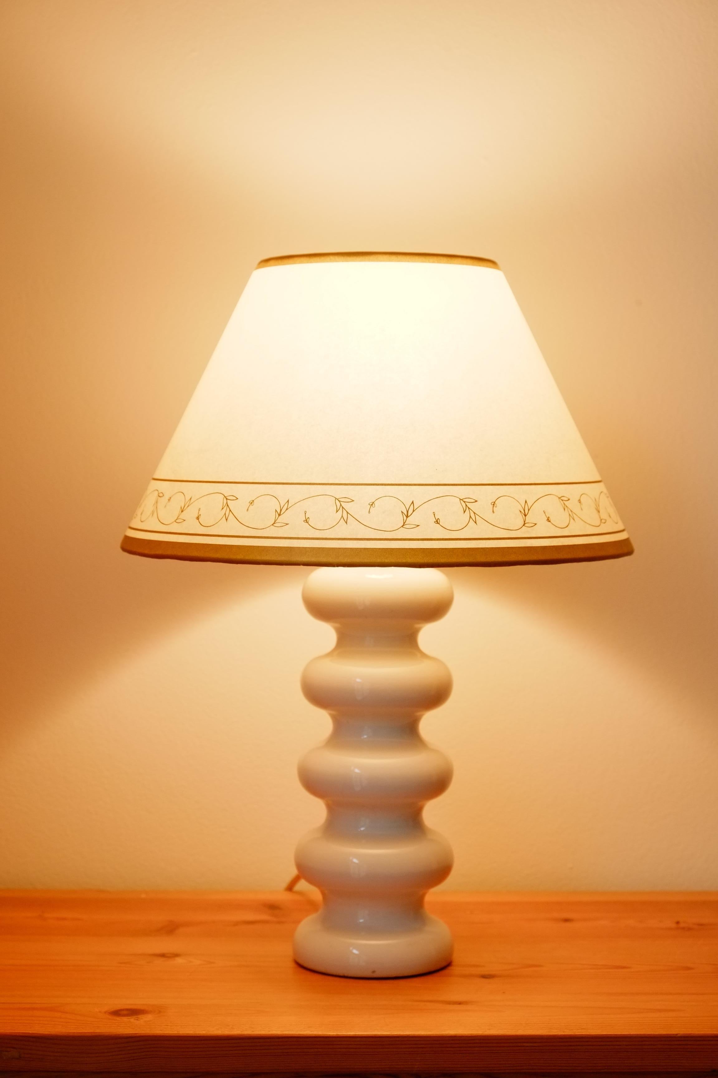 Brutalismo Coppia di lampade da tavolo in ceramica bianca brutalista curvilinea del Mid Century Modern in vendita
