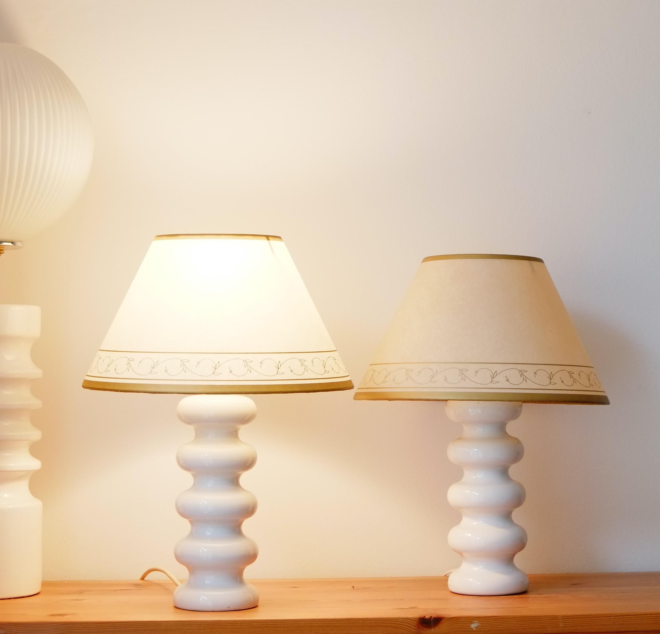 Inglese Coppia di lampade da tavolo in ceramica bianca brutalista curvilinea del Mid Century Modern in vendita