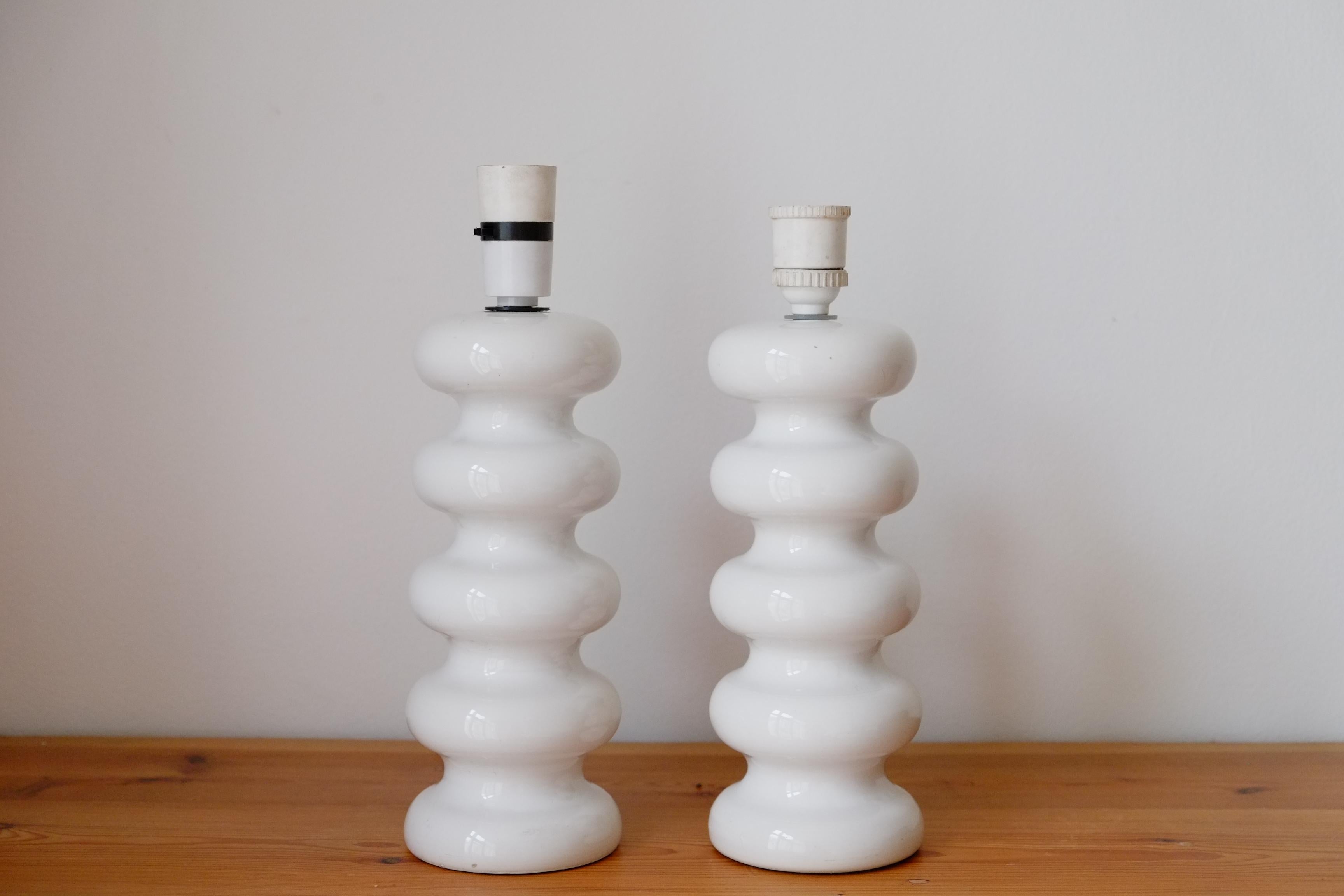 Smaltato Coppia di lampade da tavolo in ceramica bianca brutalista curvilinea del Mid Century Modern in vendita