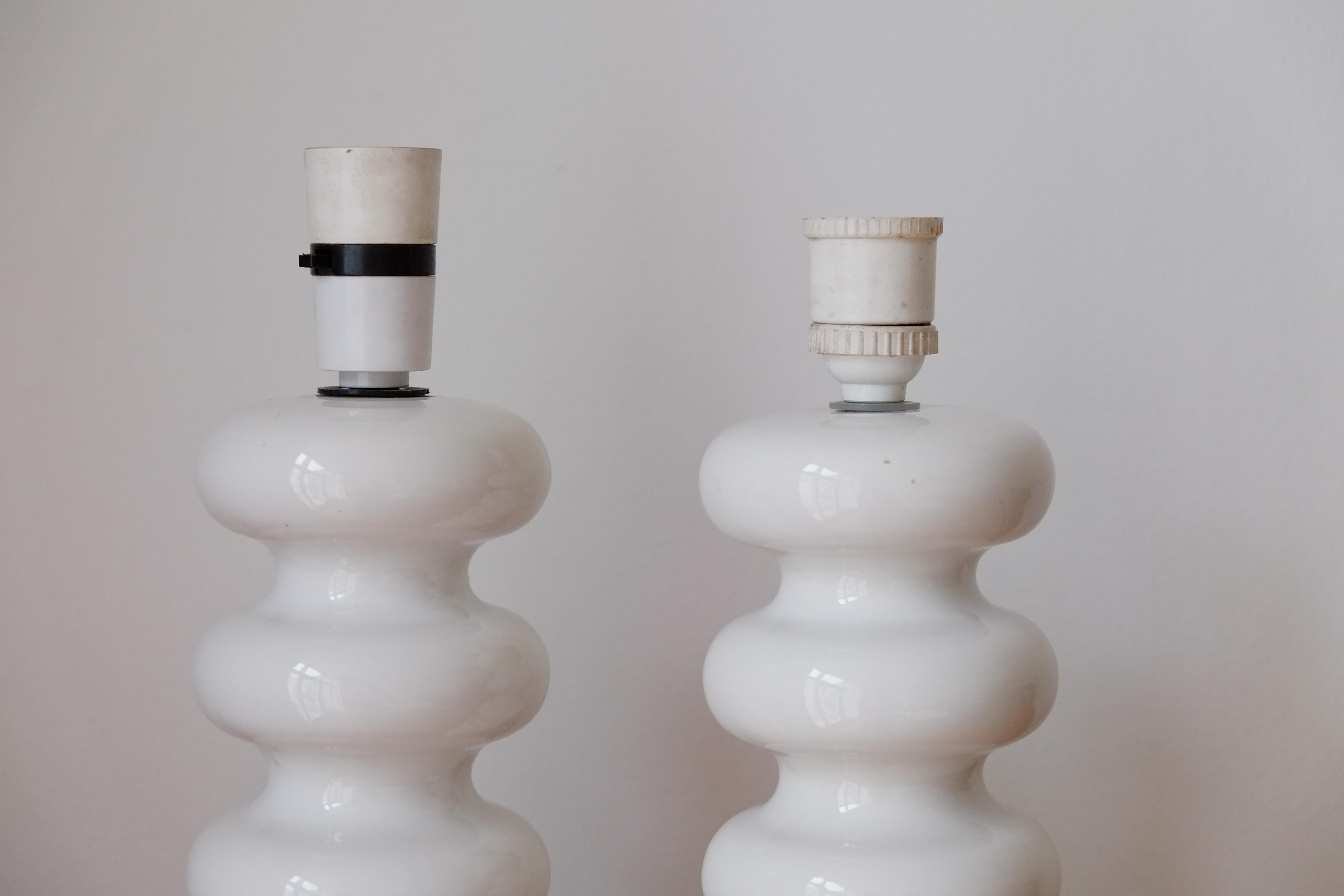 Metà XX secolo Coppia di lampade da tavolo in ceramica bianca brutalista curvilinea del Mid Century Modern in vendita