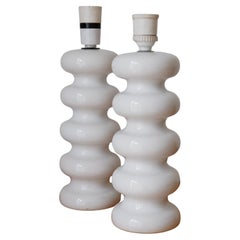 Coppia di lampade da tavolo in ceramica bianca brutalista curvilinea del Mid Century Modern