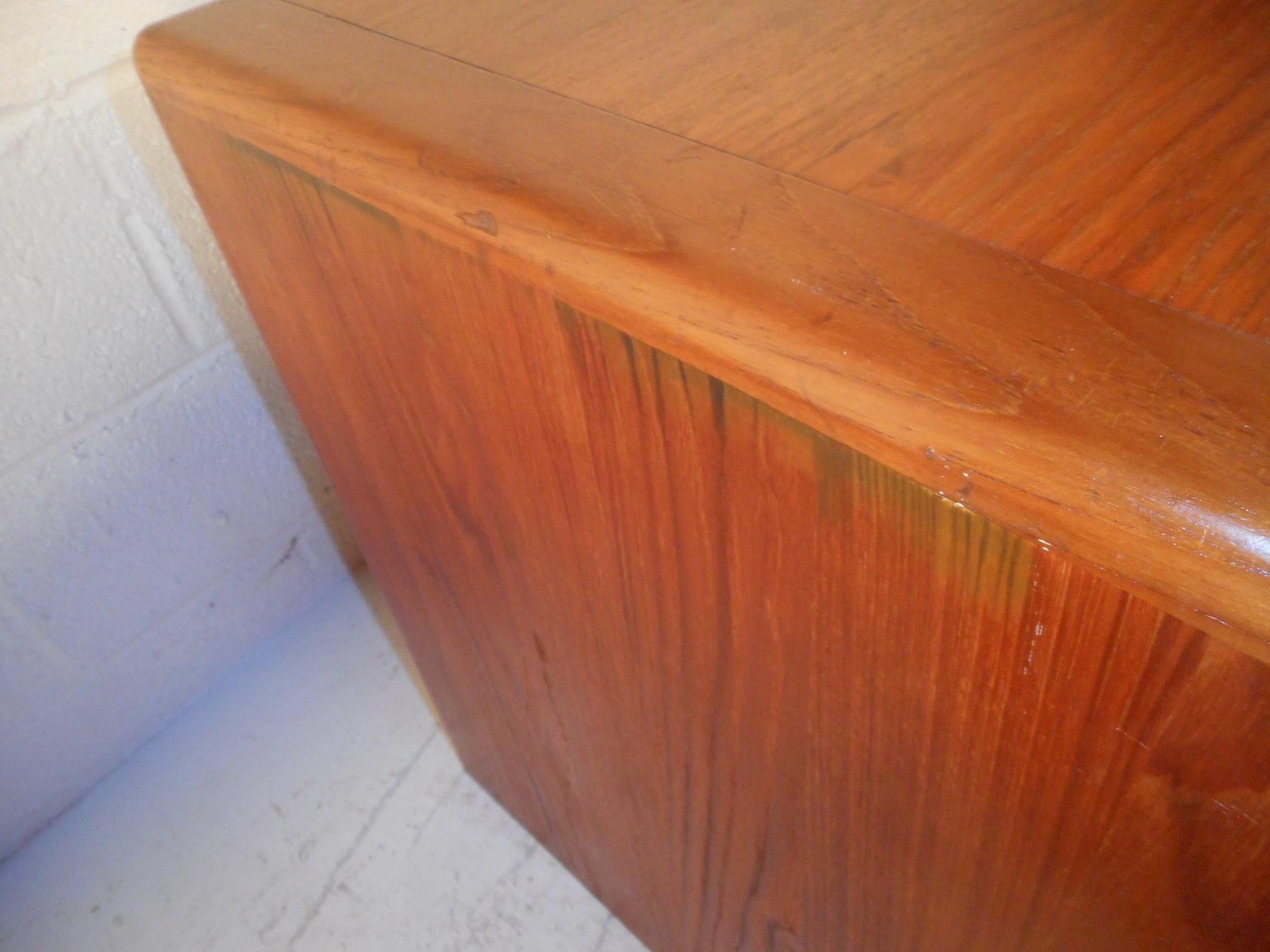 Pair of Mid-Century Modern D-Scan Captain Line Teak Nightstands For Sale 3