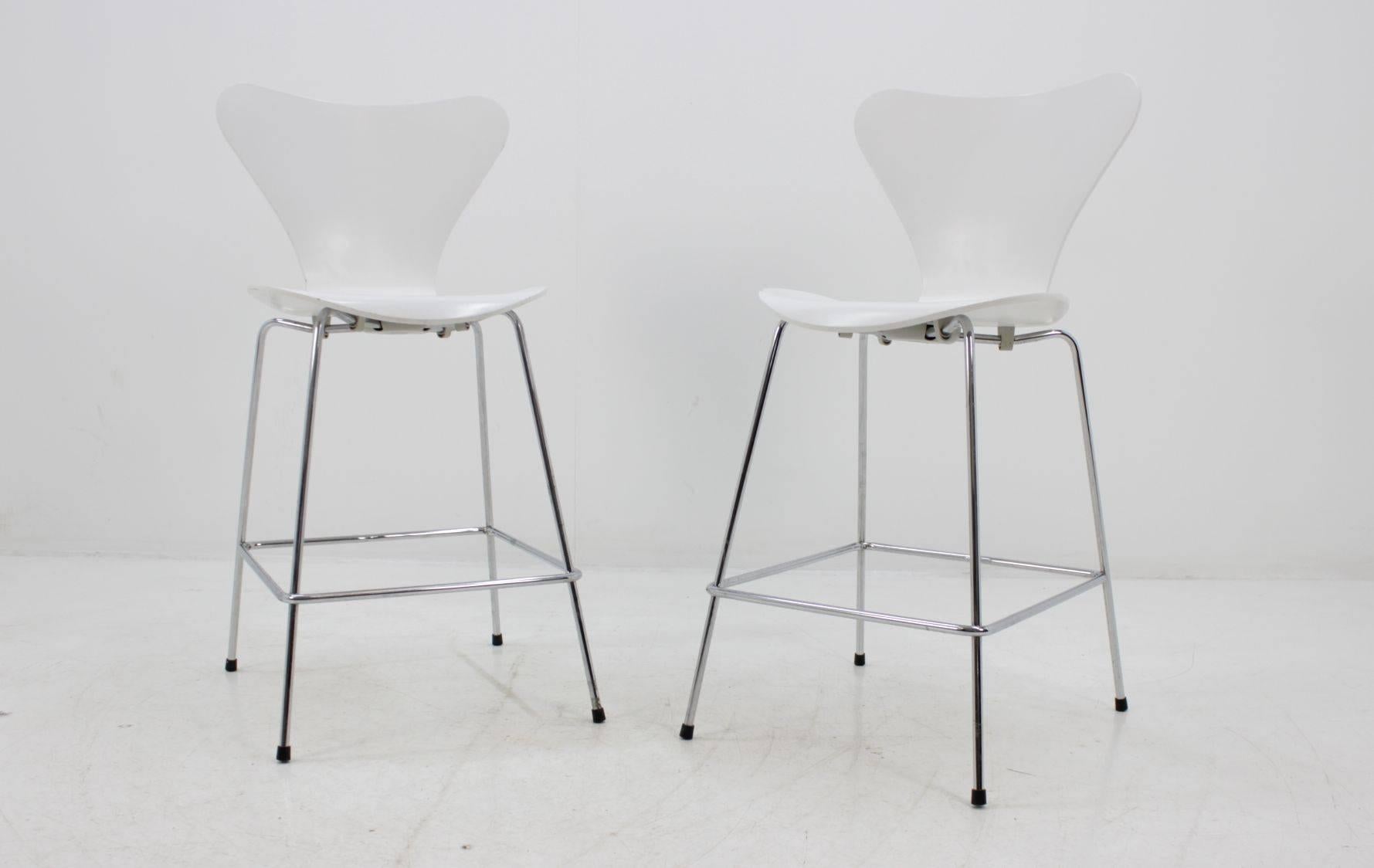Iconic and elegant stool from production of Fritz Hansen. Designed by Arne Jacobsen.