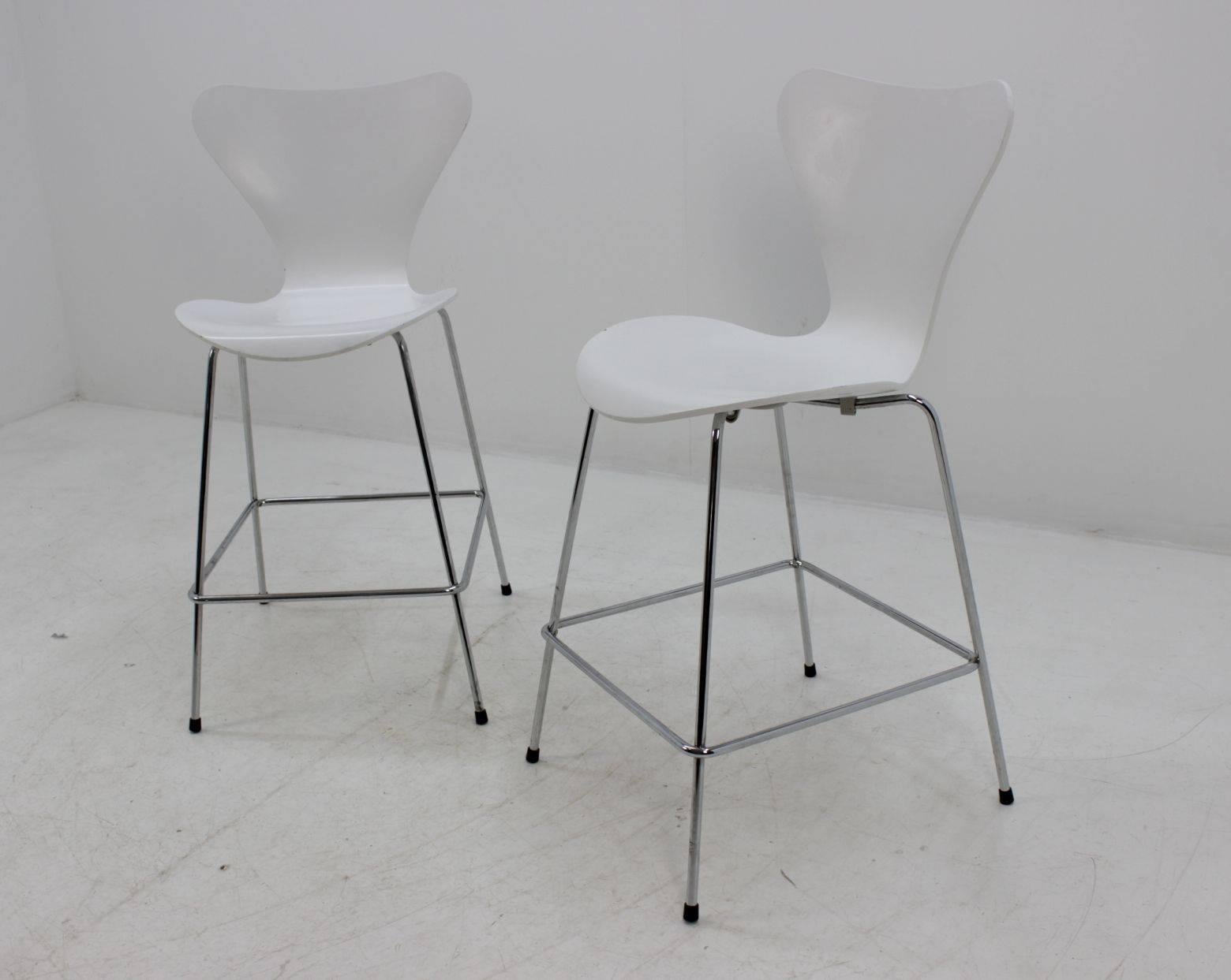 arne jacobsen bar stool