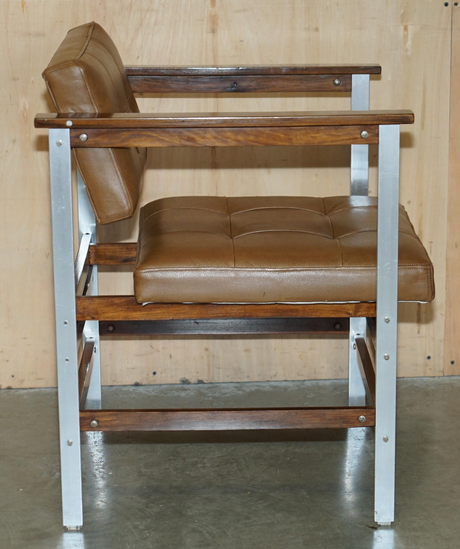 COPPIA DI POLTRONE MODERNE DEL PRIMO SECOLO IN LEGNO DANESE E PELLE MARRONE CROMATA in vendita 3