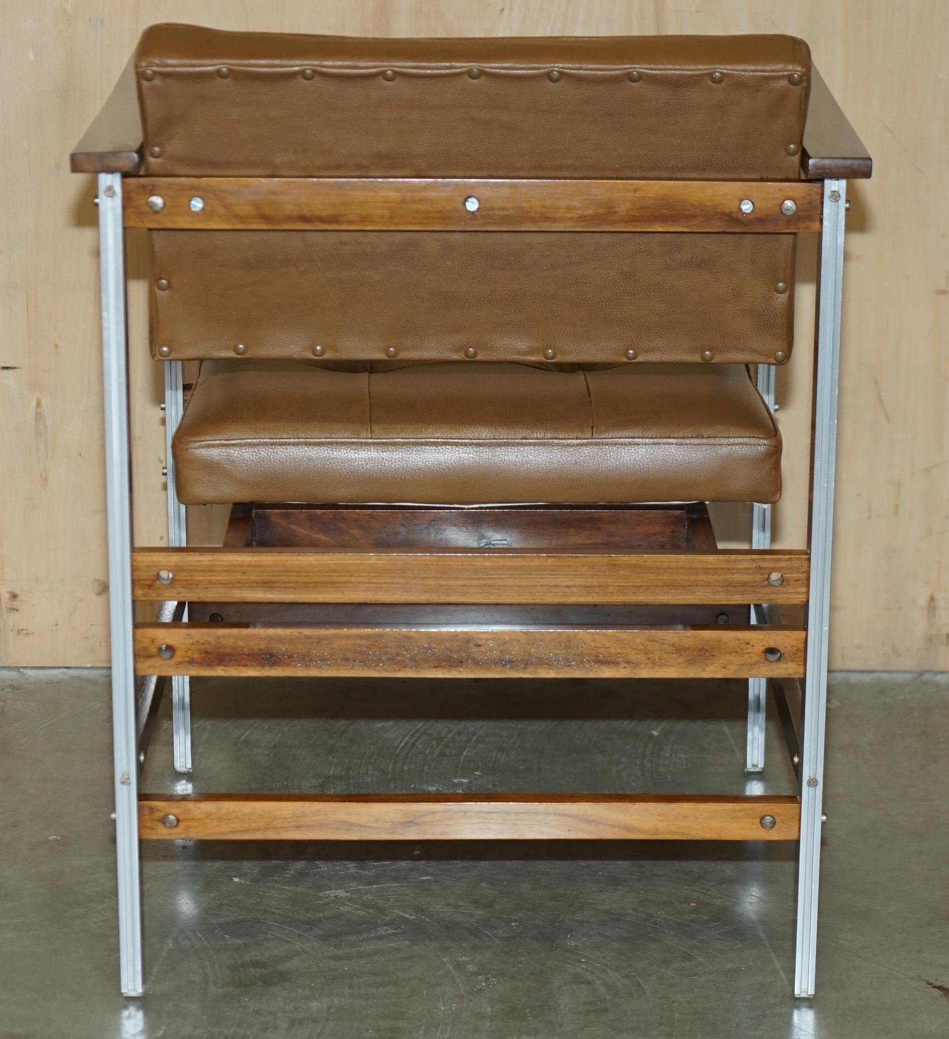 COPPIA DI POLTRONE MODERNE DEL PRIMO SECOLO IN LEGNO DANESE E PELLE MARRONE CROMATA in vendita 4