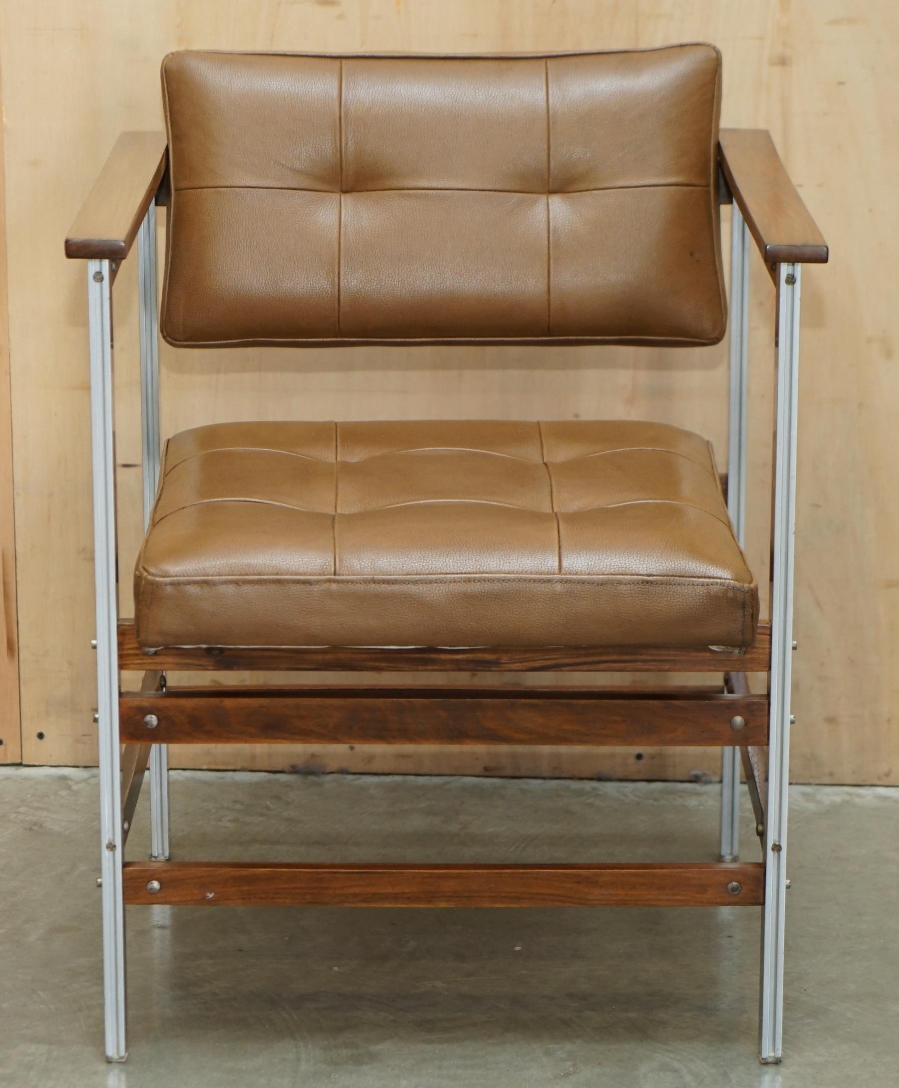 Mid-Century moderno COPPIA DI POLTRONE MODERNE DEL PRIMO SECOLO IN LEGNO DANESE E PELLE MARRONE CROMATA in vendita