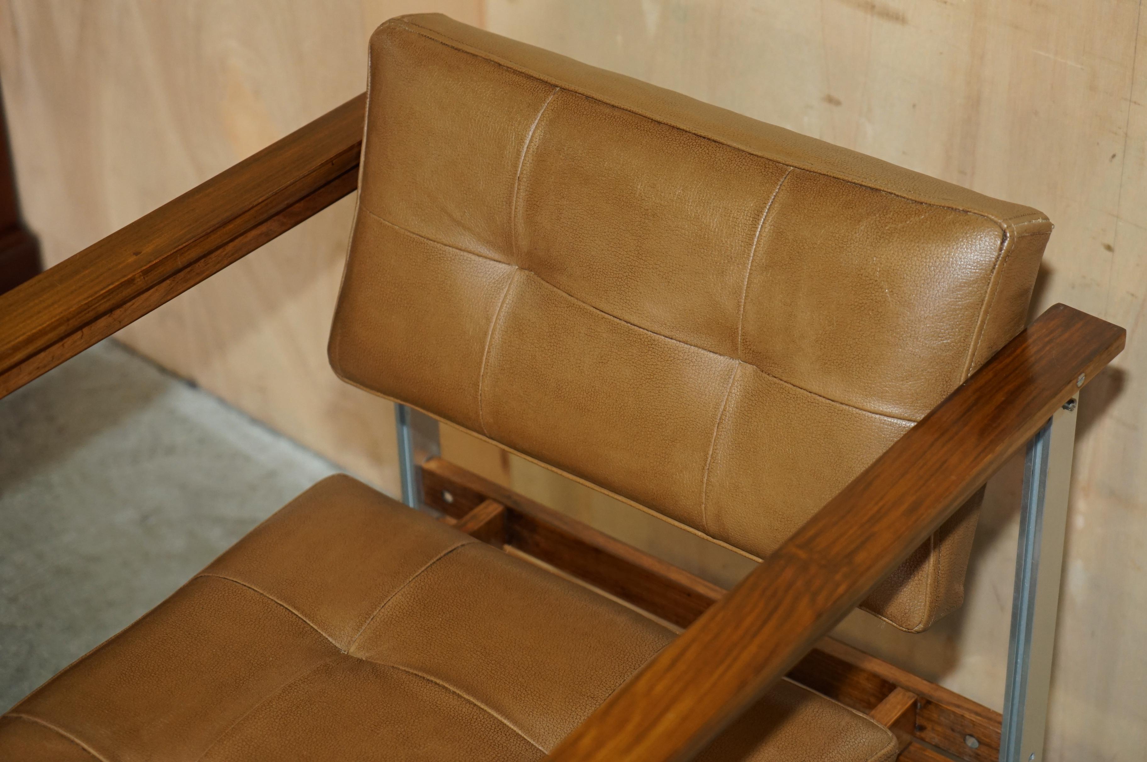 Fatto a mano COPPIA DI POLTRONE MODERNE DEL PRIMO SECOLO IN LEGNO DANESE E PELLE MARRONE CROMATA in vendita