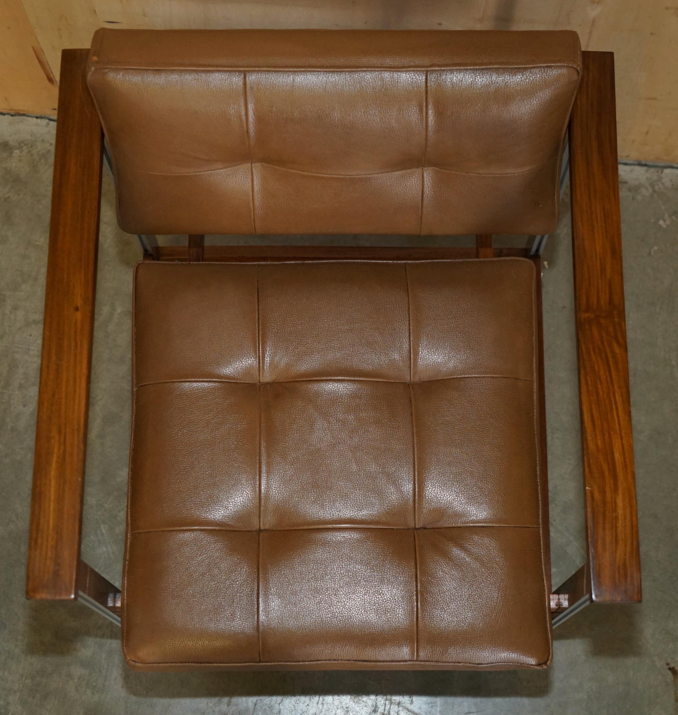 COPPIA DI POLTRONE MODERNE DEL PRIMO SECOLO IN LEGNO DANESE E PELLE MARRONE CROMATA In condizioni buone in vendita a West Sussex, Pulborough