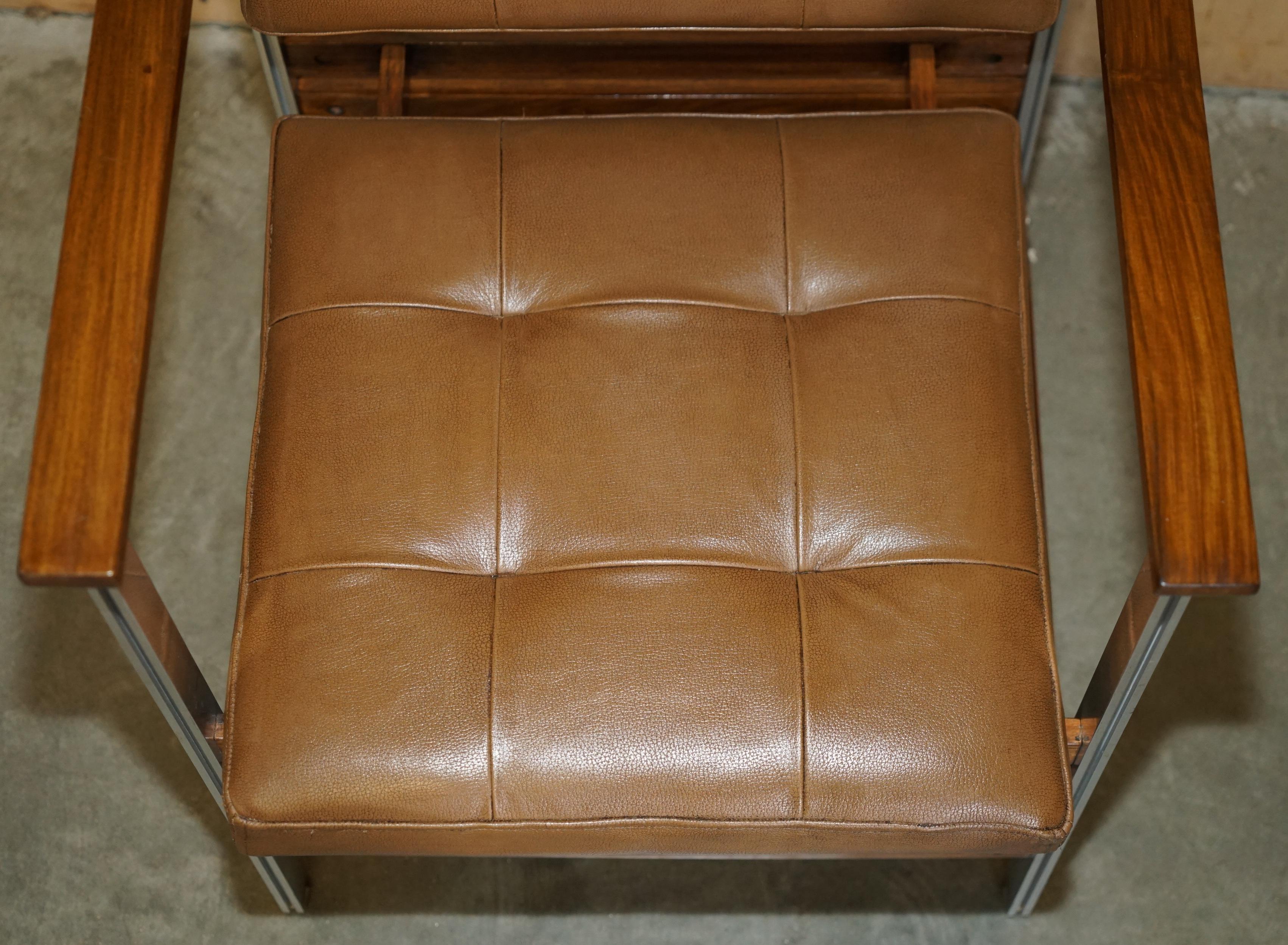 XX secolo COPPIA DI POLTRONE MODERNE DEL PRIMO SECOLO IN LEGNO DANESE E PELLE MARRONE CROMATA in vendita