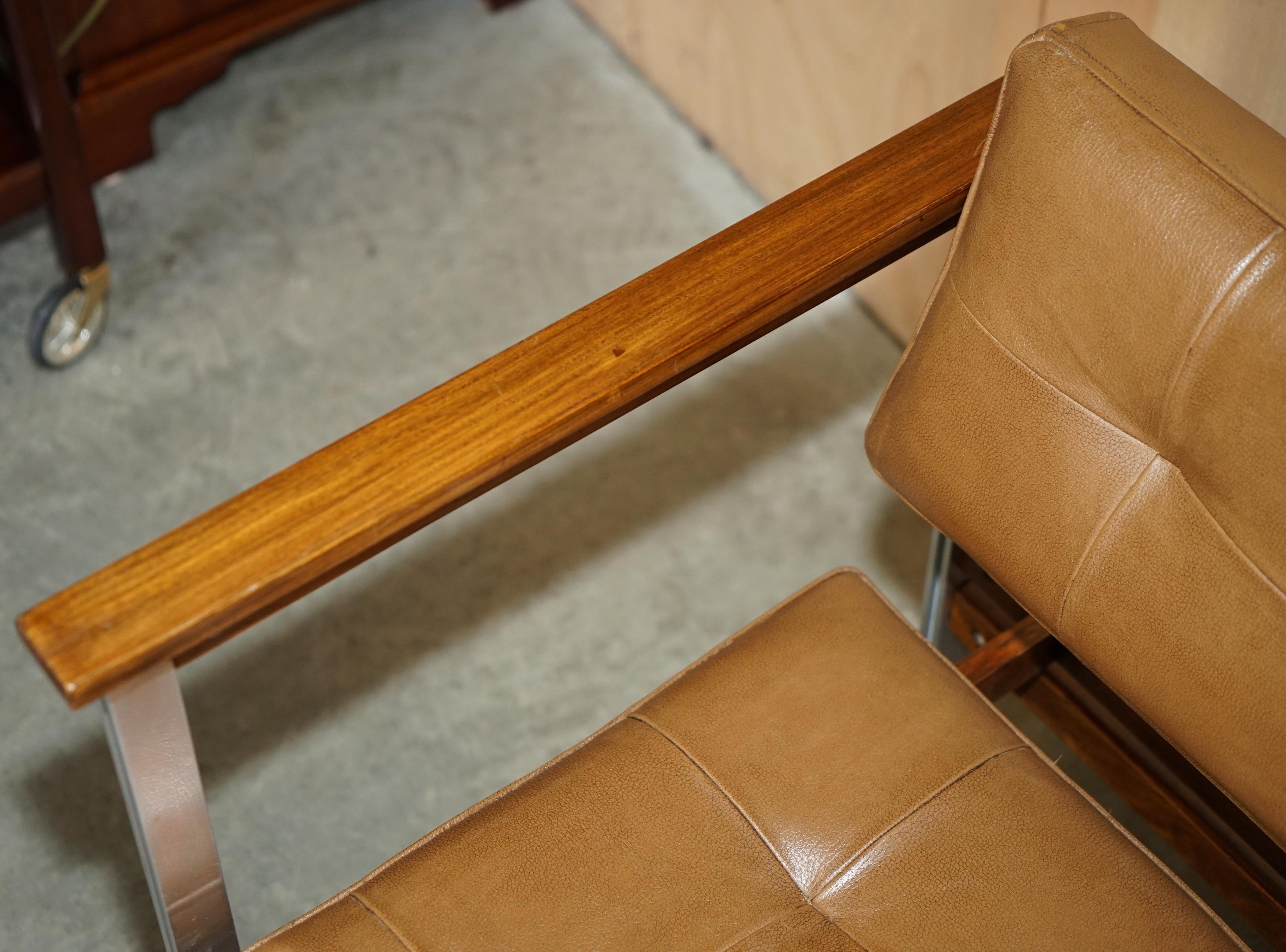 Pelle COPPIA DI POLTRONE MODERNE DEL PRIMO SECOLO IN LEGNO DANESE E PELLE MARRONE CROMATA in vendita