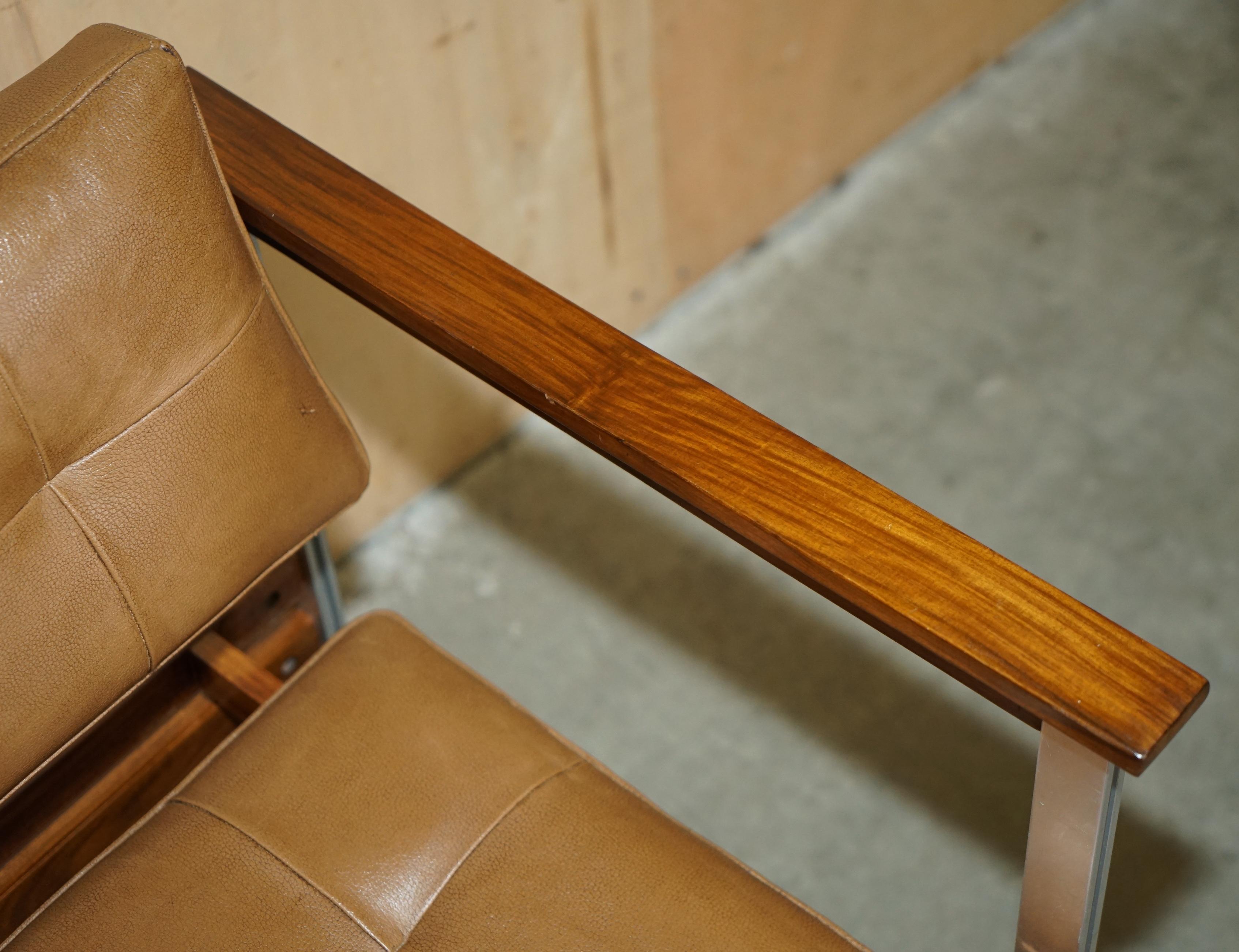 COPPIA DI POLTRONE MODERNE DEL PRIMO SECOLO IN LEGNO DANESE E PELLE MARRONE CROMATA in vendita 1
