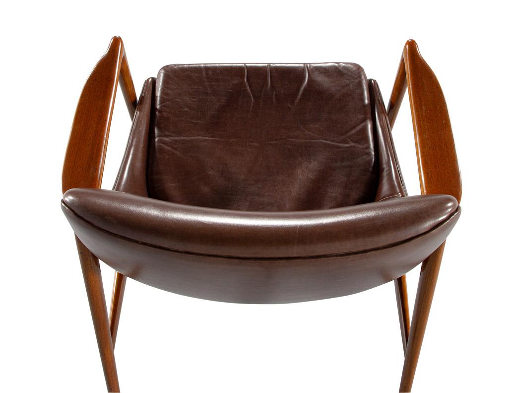 Paire de fauteuils danois en cuir mi-siècle moderne en vente 8