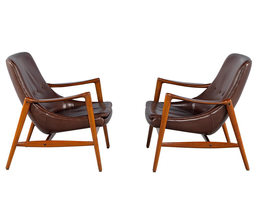 Pair of Mid-Century Modern Danish Leather Arm Chairs In Good Condition For Sale In North York, ON