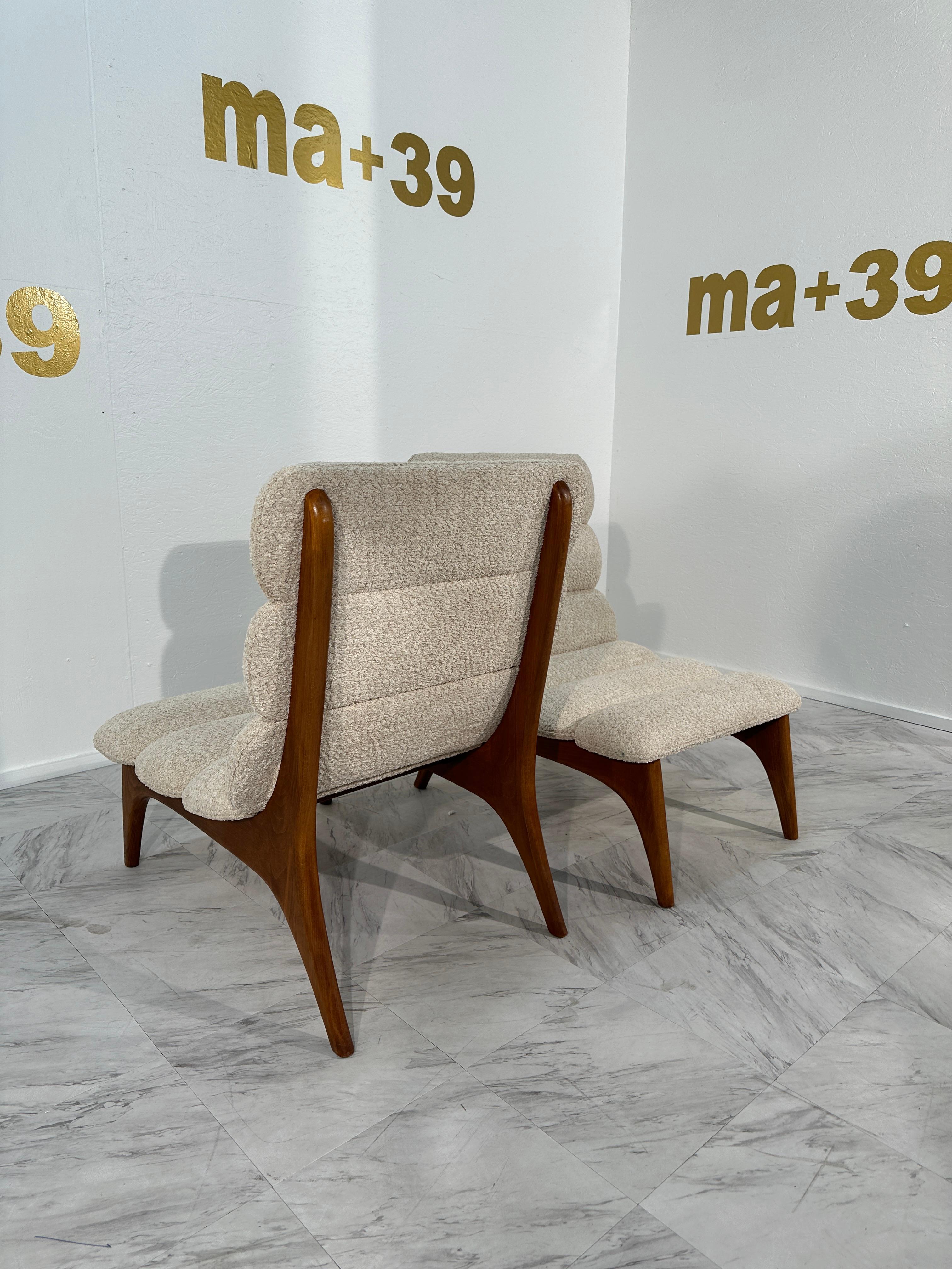 Italian Pair of Mid-Century Modern Danish Lounge Chairs in Boucle Fabric 1980s For Sale