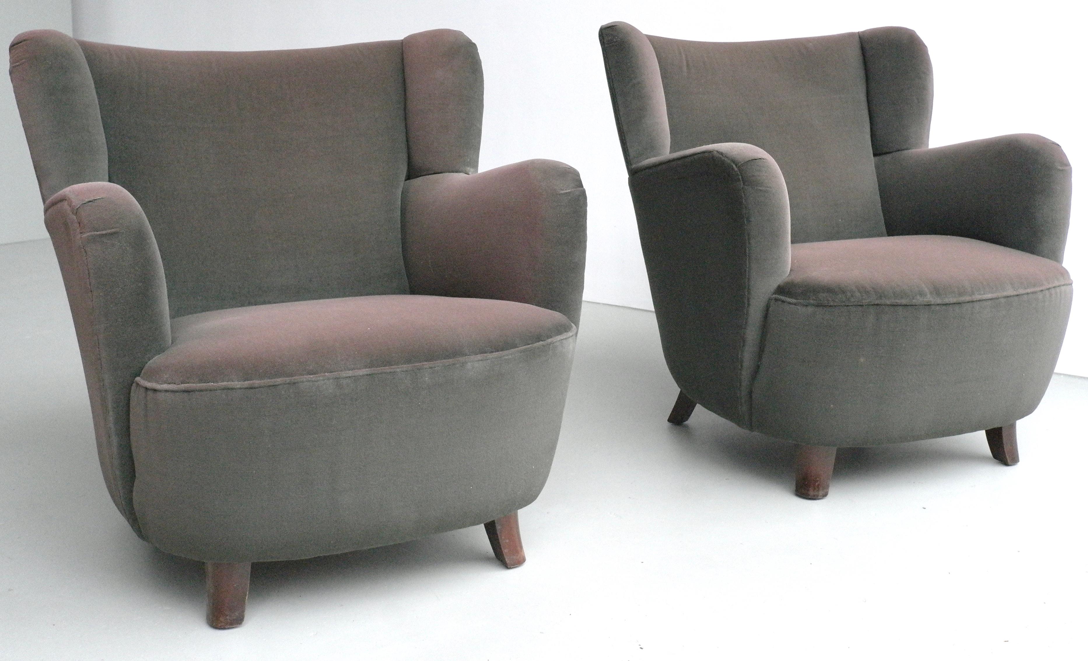Pair of Mid-Century Modern Danish Lounge Chairs in Brown Eggplant Glow Velvet In Fair Condition For Sale In Den Haag, NL