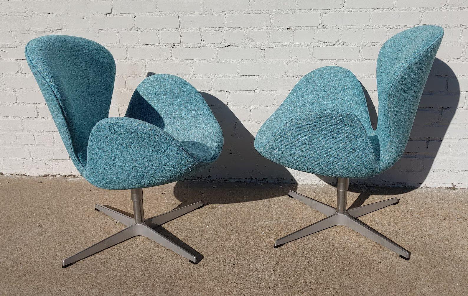 Paar Mid Century Modern Danish Modern Arne Jacobsen Swan Chairs (Moderne der Mitte des Jahrhunderts) im Angebot