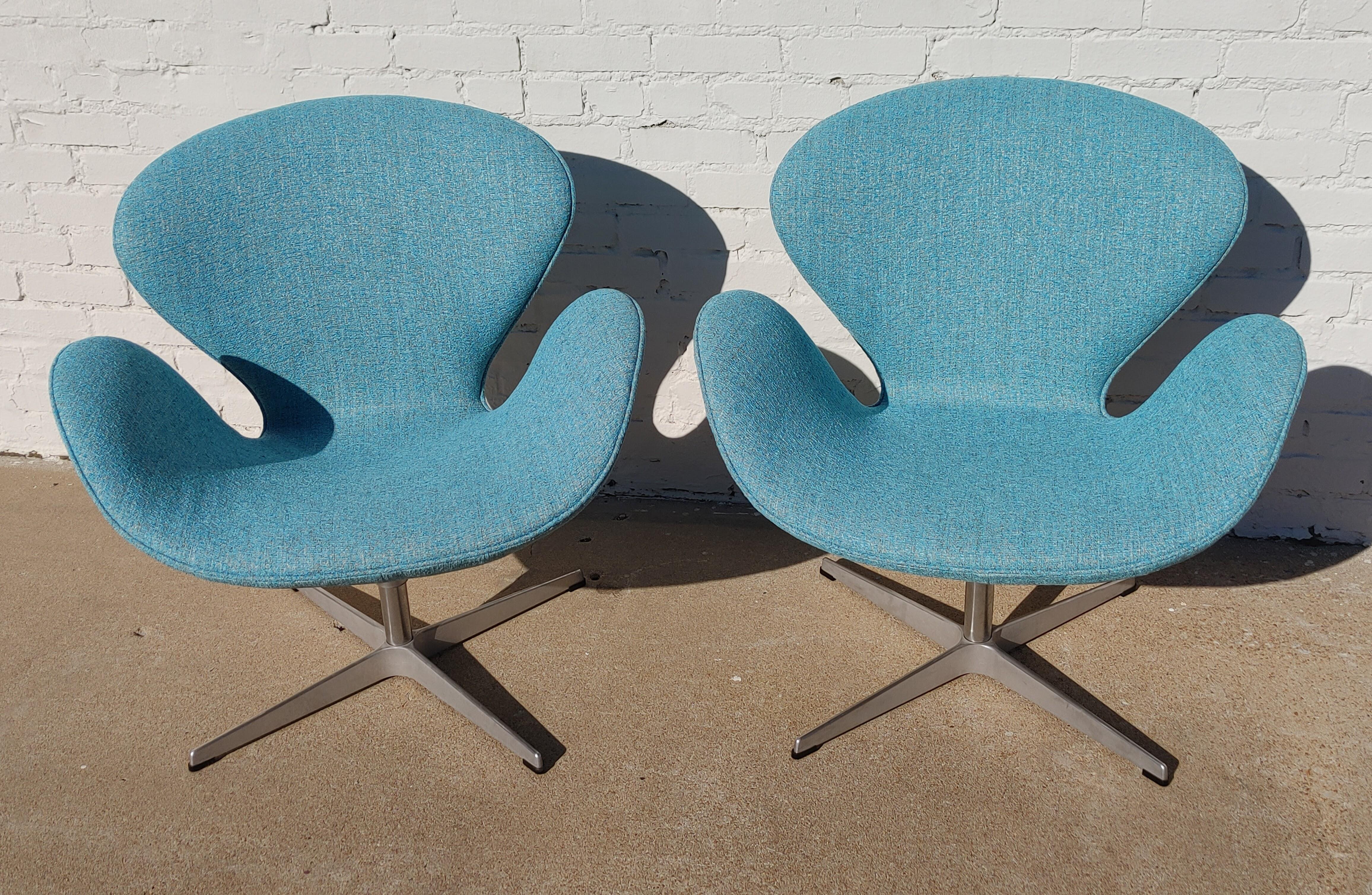 20ième siècle Paire de chaises Swan de style moderne danois du milieu du siècle Arne Jacobsen en vente