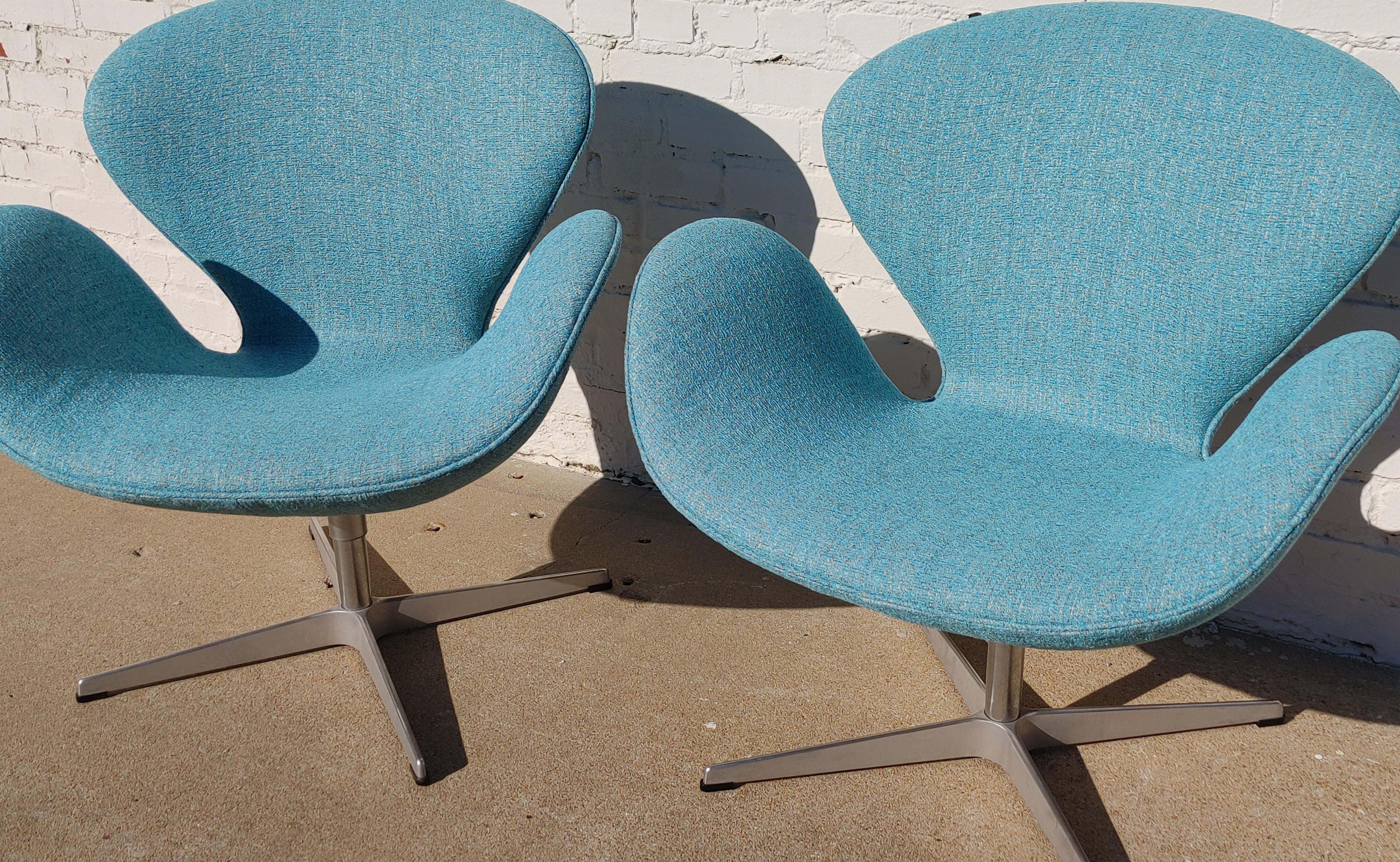 Tissu d'ameublement Paire de chaises Swan de style moderne danois du milieu du siècle Arne Jacobsen en vente